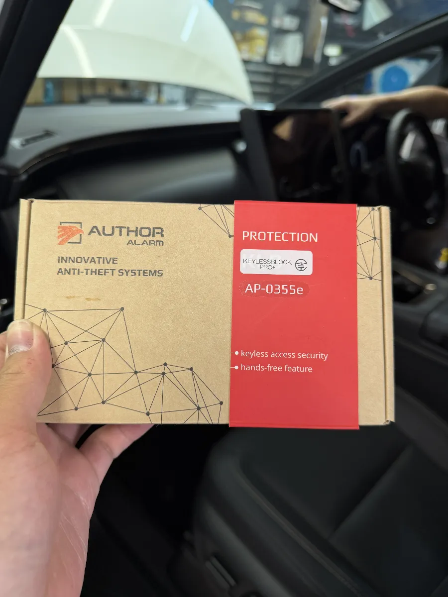 KEYLESSBLOCK JP+の再取り付けは、トヨタ アルファード 6AA-AAHH40W4#系でこれまでの使い勝手を崩さず、キーレス操作まわりの安心感をきちんと戻したい時に意味のある作業です。見た目には大きく変わらない部分ですが、日常で毎回使う機能だからこそ、車両に合わせて丁寧に組み直すことで違和感のない仕上がりにつながります。
特にこうしたセキュリティ系の作業は、ただ付け直せば同じというものではありません。配線処理や取付位置、車両側とのつながり方まで見ながら整えることで、使いやすさと安心感の両立がしやすくなります。ログオンでは車種ごとの施工経験をもとに、後から見えない部分も含めて無理のない形で再施工するので、長く気持ちよく使いやすい状態に戻せます。
今まで使っていたKEYLESSBLOCK JP+を別車両へ移す場合や、再設定を含めてしっかりやり直したい場合にも、こうした再取り付け工賃の内容が仕上がりを左右します。アルファードのように日常使いも多い車だからこそ、安心して使える状態をきちんと作っておく価値があります。
