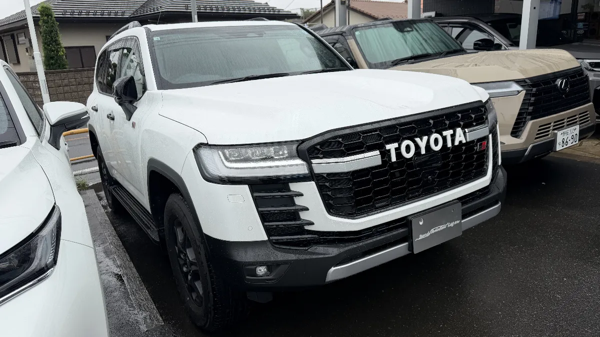 今日ご紹介するのはTOYOTA LAND CRUISER 300 VJA300W FJA300Wのカーセキュリティインストールです。