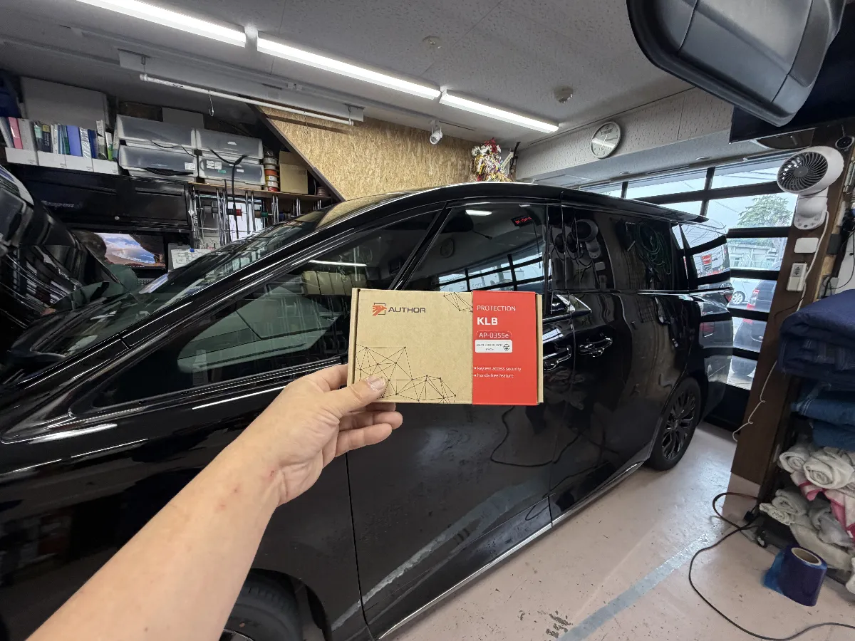 トヨタ ヴェルファイア 6AA-TAHA4#系に、スマートキー車向けのデジタルカーセキュリティ AUTHOR KEYLESS BLOCK JP+ を組み合わせることで、純正キーの便利さを残しながら、解錠まわりの不安を減らしやすくなります。
この商品は、スマートキーの電波を使った手口や、車両通信を悪用した解錠への備えとして考えられたセキュリティです。ロック後に車両側の受け付けを制御し、認証がない状態では簡単に進めにくい状態を作れるのがポイント。大きな見た目の変化はありませんが、普段どおり使いながら防犯面を一段深く考えたい方には合いやすい内容です。
特にヴェルファイアのように日常使いも多く、駐車場所もさまざまな車両では、強さだけでなく毎日無理なく使えることも大事です。ログオンでは、車両側の状態や純正機能との関係を見ながら、配線処理や動作確認まで含めて施工します。
セキュリティは商品を付けて終わりではなく、車種に合わせたまとめ方が大切な部分です。見えないところほど丁寧に仕上げておくことで、使いにくさを増やさず、防犯対策としてきちんと意味のある形にできます。
