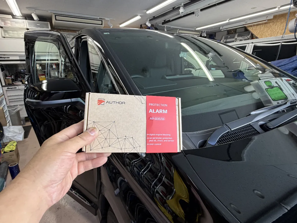 トヨタ アルファード 6AA-AAHH40W4#系の盗難対策として、ALARM(イグラアラーム)はただ警報を鳴らすだけでなく、車を動かされにくくするところまで考えられたデジタルカーセキュリティです。配線を大きく変える方式ではなく、車両側の通信を使って制御するため、純正機能とのバランスを崩しにくいのも大きな魅力です。
40系アルファードのように車両価値が高く、日常使いもしやすい車では、強い対策と使いやすさの両立がとても重要です。ALARM(イグラアラーム)は、エンジン始動の制御に加え、対応条件が合う車両ではシフト操作まで制御できるため、万が一エンジンをかけられてもそのまま走り去られにくい安心感につながります。見た目では分かりにくい部分ですが、こうした一段深い対策が実際の差になります。
さらに、立体駐車場やフェリー、点検・洗車時などで役立つセンサーバイパス機能も実用的です。必要な場面だけ一時的にセンサー反応を抑えられるので、誤作動の不安を減らしながら、普段はしっかり守れる状態を保ちやすくなります。セキュリティを入れたいけれど使いにくくなるのは避けたい、という方にも取り入れやすい内容です。
カーセキュリティは商品選びだけでなく、その車でどこまで機能を活かせるか、どう取り付けてどう使える状態で納めるかで満足度が変わります。ログオンでは、40系アルファードの特性や使用環境を踏まえながら、導入後に困りにくい形で施工とご案内を進めています。しっかり守れて、普段も無理なく使える。そのバランスを大切にしたい方に合うセキュリティです。
