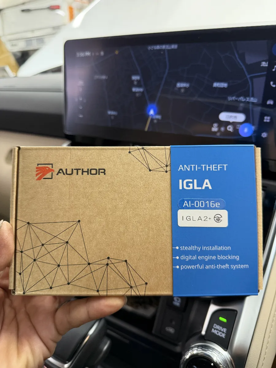 トヨタ ランドクルーザー300に**IGLA JP+ イグラ2+**を施工することで、純正の使い勝手を大きく変えずに、防犯面を一段きちんと整えることができます。
IGLA JP+は、車両側の制御に入り込んでエンジン始動をブロックするタイプのデジタルカーセキュリティです。リレーアタックやCANインベーダーなど、最近の盗難手口を意識した対策として選ばれることが多く、ランドクルーザー300のように防犯対策をしっかり考えたい車両には相性の良い内容です。
ポイントは、普段の使いやすさを残しながら備えられるところです。
・純正キーの操作感をなるべく崩さず使える
・認証が取れない状態ではエンジン始動を抑制
・スマートフォンアプリ認証にも対応
・必要に応じて追加ユニットとの組み合わせも検討可能
セキュリティーは商品を付けるだけで終わりではなく、車両ごとの確認や配線処理、内装の復元まで含めて丁寧に進めたい部分です。特にランドクルーザー300は、車両の仕様や使い方に合わせて内容を組み立てることが大切なので、ログオンでは普段使いで無理が出ないことも見ながら施工していきます。
派手に見えるパーツではありませんが、駐車中の心配を減らしたい方にはかなり大事な部分です。毎日乗る車だからこそ、扱いやすさと防犯対策のバランスを見ながら、きちんと備えておきたいですね。
