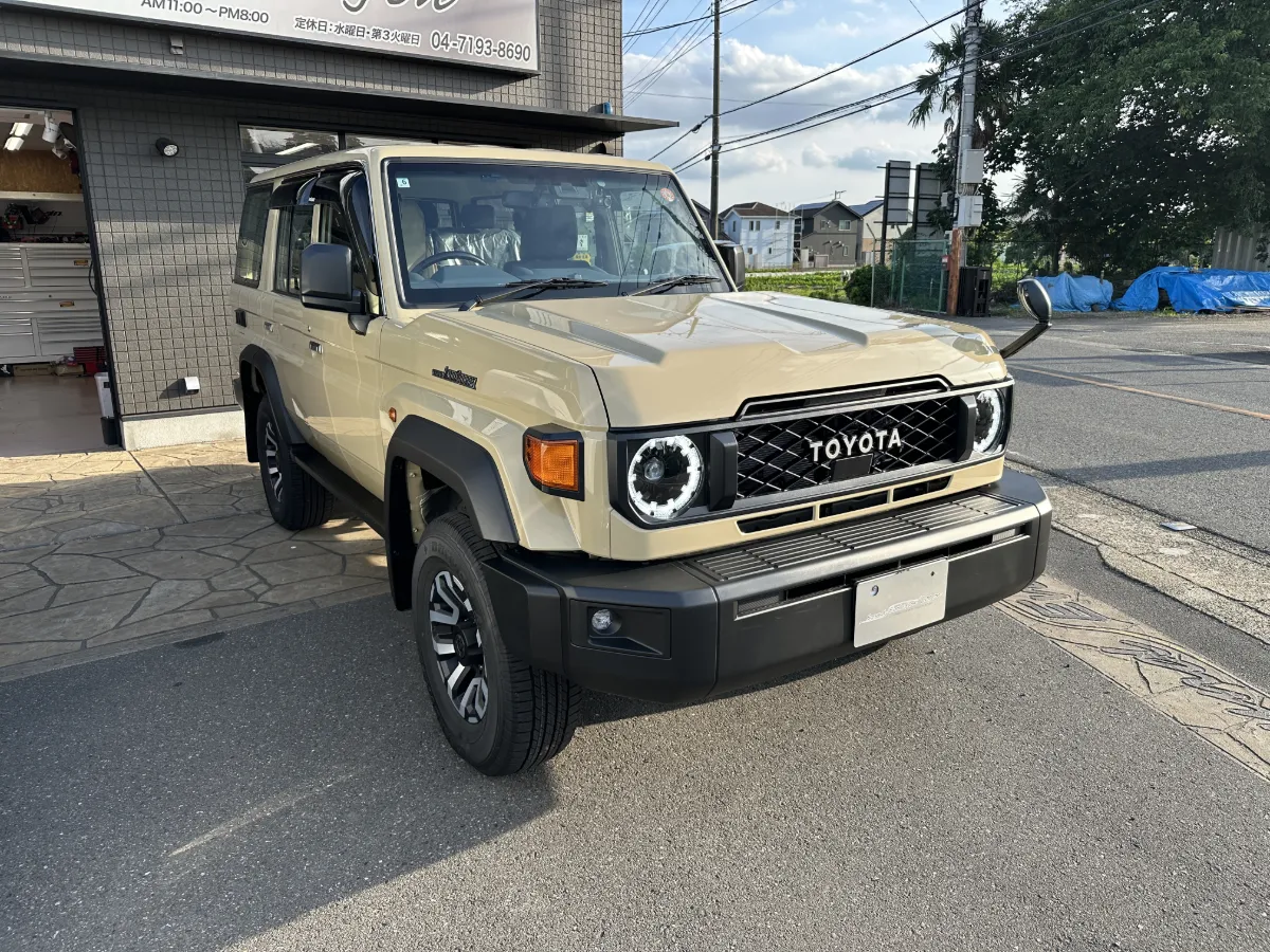 今日ご紹介するのはTOYOTA LAND CRUISER 70 GDJ76Wのカーセキュリティインストールです。