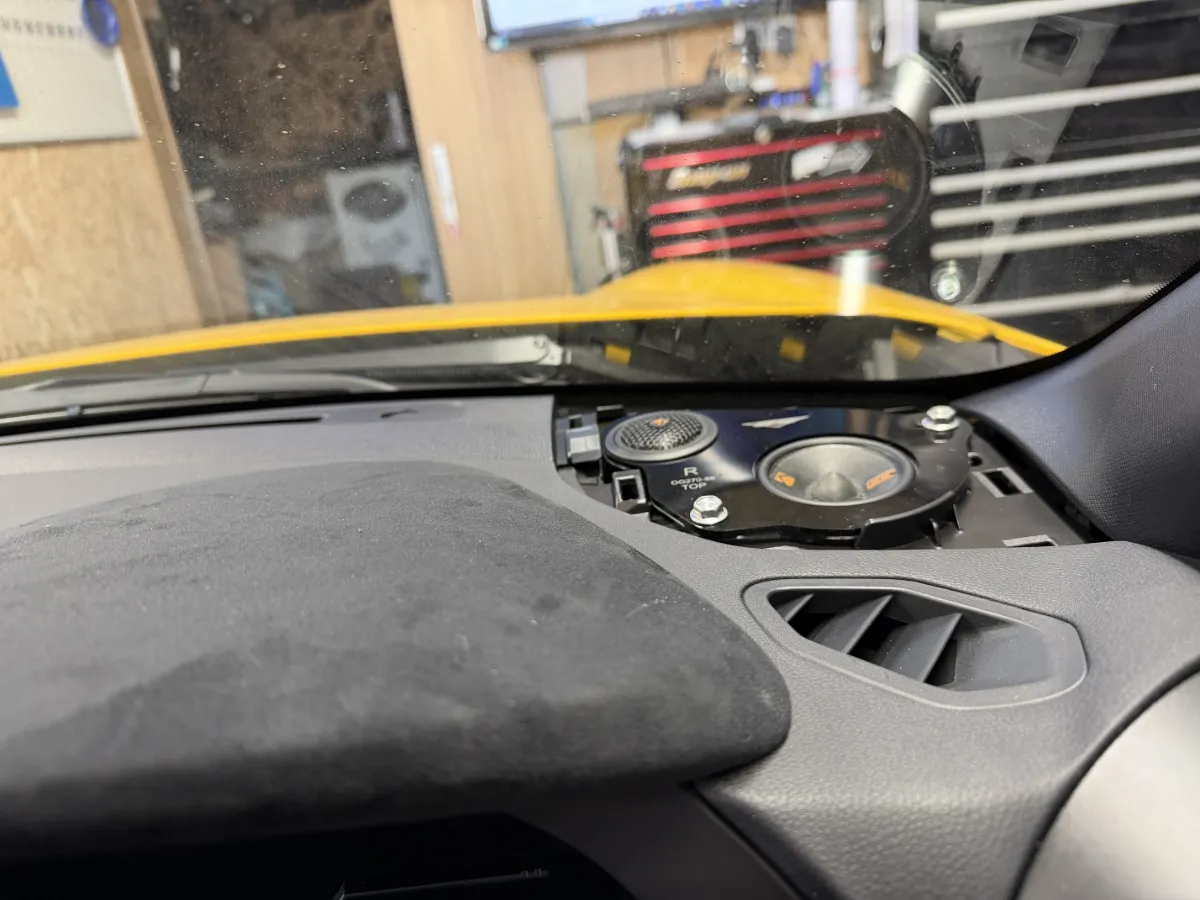 ログオンです!トヨタ ハチロク(ZN8)にぴったりな「KICKER KSSプラン ステップ2仕様」をご案内します。新型KSS6704をベースに、当店オリジナルの樹脂バッフルからハイグレードなアルミバッフルまで選べるセットで、ほとんどの車種に加工なしでビルトイン可能。セパレートモデルはスピーカーケーブルを引き直して、付属ネットワークは助手席下にスマートに収めますので、見た目スッキリ&将来のグレードアップもラクラク対応。内蔵アンプで大会の複数クラスを独占する実績があり、キレのある力強い中低域と調整次第で表情が変わる万能サウンドが魅力です。気になる方はお気軽にご相談ください!