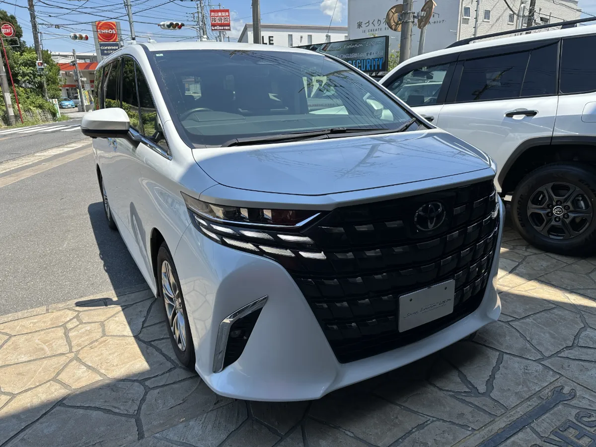 今日ご紹介するのはTOYOTA ALPHARD 6AA-AAHH40W4#系のカーセキュリティインストールです。