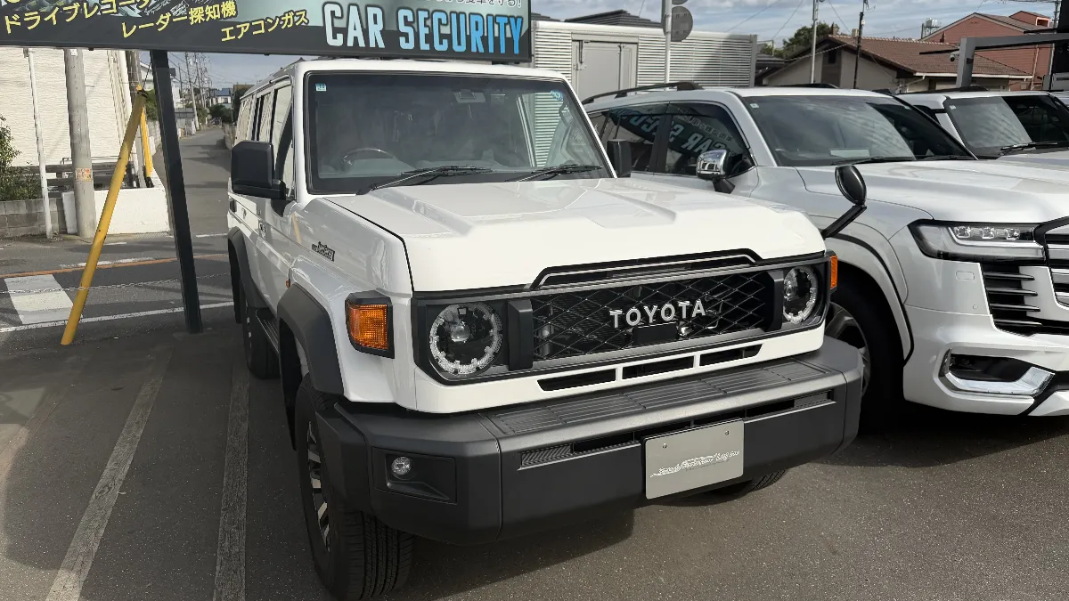 今日ご紹介するのはTOYOTA LAND CRUISER 70 GDJ76Wのカーセキュリティインストールです。