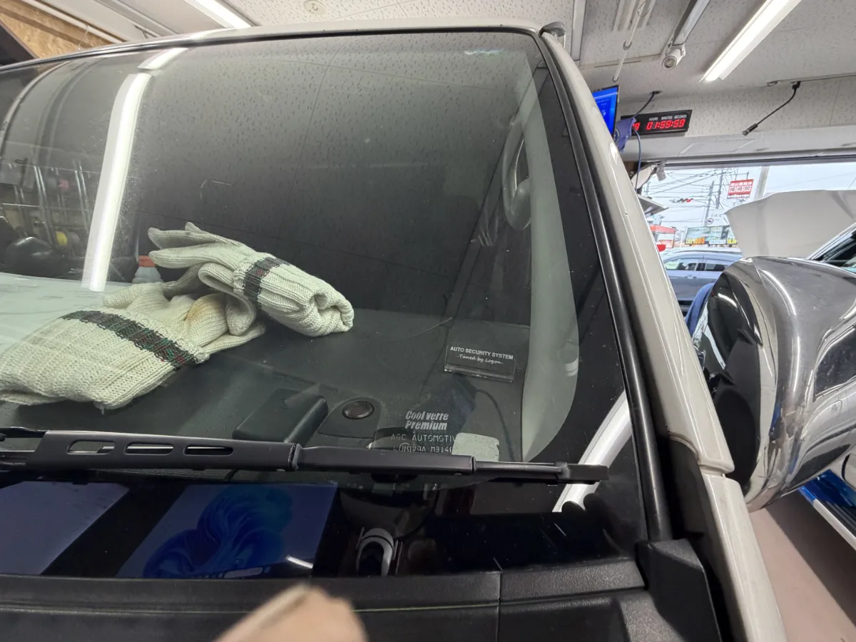 ログオンオリジナル＆AUTHOR ALARMのLEDスキャナーを装着しました！フラッシュするLEDで車両の防犯をしっかりアピール。ブルー／ホワイトの2色から選べます。  イグニッション／ACC連動で自動オンオフするので、早い段階で周囲に周知でき、盗難抑止に効果的です。  トヨタ ハイエース 200系 6.7型へ1台取り付け済み。色や設置場所のご相談もお気軽にどうぞ！