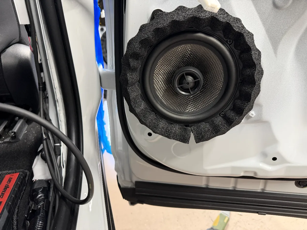 トヨタ ハリアー(型式: 6BA-MXUA80)にぴったりなスピーカーのご紹介です!🎶こちらはブラムの「S165.80C」モデル。フランスを代表するスピーカーメーカーが25年間の経験を活かして生み出した、まさにクオリティの高さが特徴です。精密なミッドレンジ再生で、ヴォーカルのエモーションをしっかりと伝え、繊細なニュアンスや詳細な表現を生み出します。さらに、エネルギッシュなサウンドが特徴のシグネチャー・シリーズから派生したコアキシャルモデル。ツイーターを装備しているので、よりダイナミックで奥行きのある音をお楽しみいただけます。🎤音楽の世界に引き込まれること間違いなし!ぜひこのスピーカーを試してみてください。あなたのハリアーが一層素晴らしい音楽空間に生まれ変わりますよ!✨