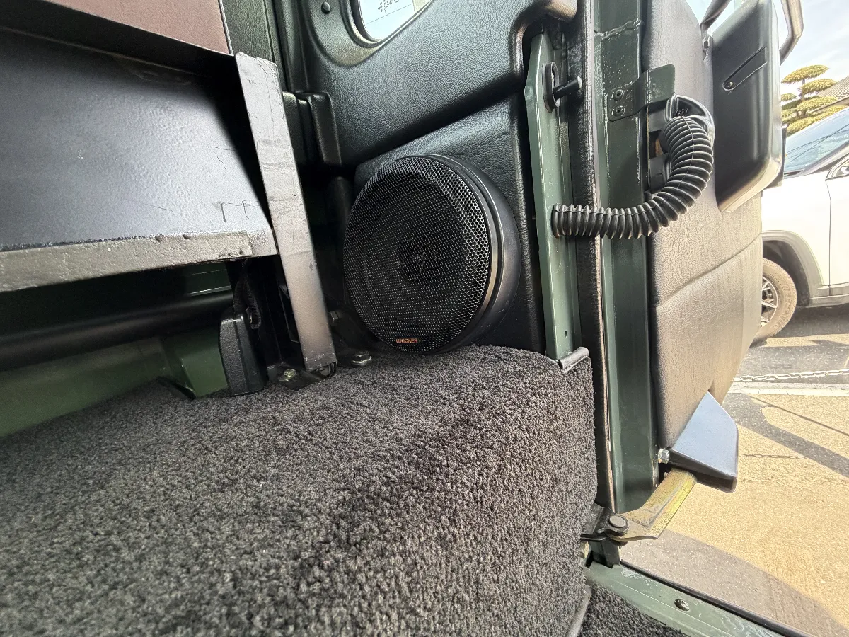 ランドローバー ディフェンダー Defenderにキッカー KSC6704 コアキシャル2WAYを入れると、純正で少しぼやけがちな声や楽器の輪郭がスッと整い、ナビ音声や音楽が前より自然に聞き取りやすくなります。
薄型設計でドア内部の条件に合わせて無理なく取り付けしやすく、純正オーディオを活かしたままスピーカー交換できるのも魅力です。
見た目を大きく変えずに、毎日の移動時間を気持ちよく底上げしたいDefenderオーナーにちょうどいい一台です。
