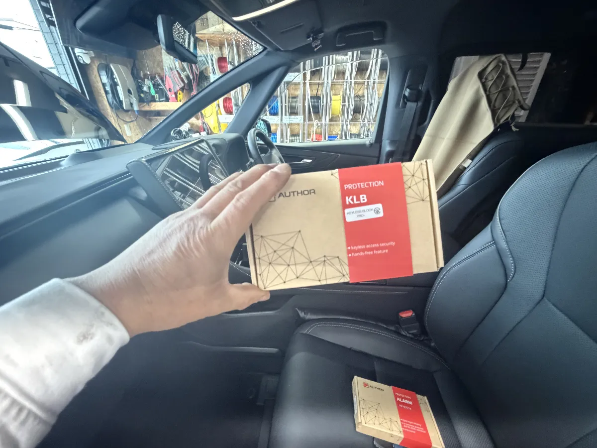 今回ご紹介するのは、トヨタのアルファードにぴったりの次世代セキュリティシステム「KEYLESS BLOCK JP+」です!このアイテムは、最新の盗難手口からあなたの愛車をしっかり守るために開発されたもの。特に、スマートキー車両は最近の盗難のターゲットになりがちですが、このシステムを導入することで、そのリスクを大幅に軽減できます。まずは、リレーアタック完全遮断機能!これにより、スマートキーでロックした後は、車両が電波を完全にシャットアウト。盗難に使われる悪用ツールにも負けません。また、トヨタ車特有のCANインベーダー攻撃にも対応しているので、安心ですね。さらに、エンジン始動をブロックする機能が付いています。ドアを開けられたとしても、認証なしではスタートスイッチを押してもエンジンがかからないので、これも盗難防止に大きく貢献します。使い勝手にも配慮されており、専用キーフォブやスマホ認証が利用できるため、日常の操作感を損なわずに利用可能。もちろん、さまざまなセキュリティシステムと組み合わせて使うこともでき、さらにパワフルな防御を実現できます。当店では、同時にIGLAとの施工を強くお勧めしています。この組み合わせにより、操作がシンプルになり、セキュリティレベルが一段と上がります。リーズナブルに施工できる点も魅力!愛車を確実に守るために、ぜひ「KEYLESS BLOCK JP+」の導入をご検討くださいね!
