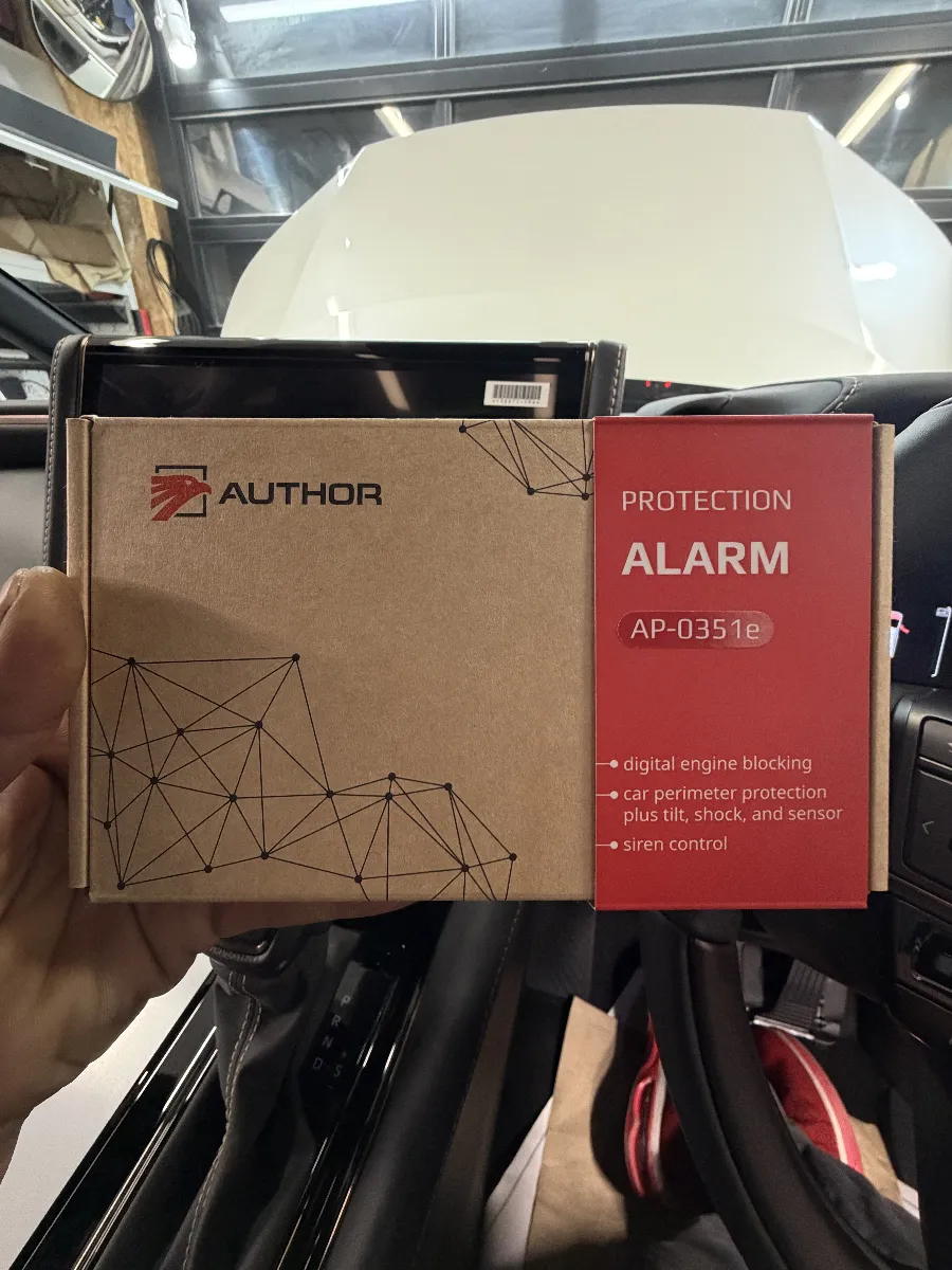 トヨタ アルファードにぴったりなセキュリティシステム、「IGLA ALARM」をご紹介します!この最新機能搭載のデジタルカーセキュリティは、以下のような便利なポイントがあります。まず、センサーバイパス機能!機械式立体駐車場やフェリー乗船時に一時的にセキュリティセンサーを無効化できるので、誤作動を防ぐことができます。操作も簡単で、専用リモコンで2ステップで設定可能です。次回アンロック時には自動的にセンサーが復帰しますよ。さらに、デジタルブロック機能も備えており、車両の配線を切ることなく、盗難をしっかり防止!エンジンの始動をブロックしたり、シフト操作を無効にする新機能も追加されています。これにより、盗難犯がエンジンを始動できたとしても、走行不能にしてくれる高精度な抑止力を発揮します。セキュリティを高めつつ、利便性を妥協しない次世代のスマートセキュリティ。ぜひこの「IGLA ALARM」を体験してみてください!