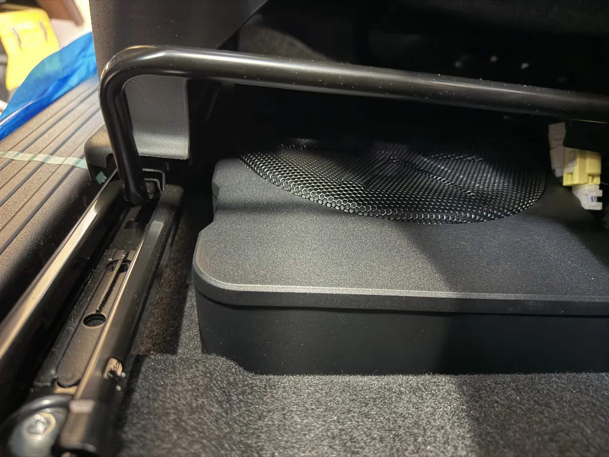 スズキ ジムニー JB64にピッタリなアイテム、キッカーの「HS10」チューンナップウーファーを紹介します!🎶このウーファーは、長年にわたる人気モデルKICKER HS8の兄貴分。しっかりと重低音を響かせて、あなたのカーライフをもっと楽しくしてくれます!性能もしっかりしていて、RMS出力は180ワット、周波数応答は25Hzから120Hzとバッチリ。低レベル入力も250mVから10V、高レベルでは1Vから40Vまで対応しているので、様々な音源と接続可能。さらに、自分好みに音を調整できるKickEQブースト+6dBも嬉しいポイント!リモートベースも付属しているので、操作も簡単です。設置はリアラゲッジ(荷物スペース)にピッタリ!スズキ ジムニーのトランクを活用して、ここに音楽の力を加えてみてはいかがでしょうか?これでドライブがもっと楽しくなること間違いなし!🚗💨