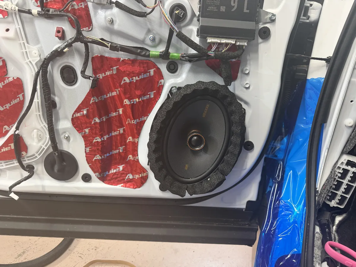 トヨタのクラウンクロスオーバーにぴったりのスピーカーをご紹介します！今回のおすすめは、キッカーの「トヨタ・レクサス専用楕円型スピーカー セパレート2WAY」です。このスピーカーは、6×9インチのKSC6904とKSC3504を組み合わせて使用することで、音の厚みと明瞭さを兼ね備えた素晴らしい2WAYシステムを実現します。大型ミッドウーファーが中低域のしっかりとした音を支え、高域やボーカルをKSC3504がしっかりと補完。普通のスピーカーとは一味違う、立体的なサウンドを体感できるんです。さらに、内蔵アンプでのドライブが可能な効率設計も嬉しいポイント！純正のオーディオシステムとの相性も抜群で、専用パネルやコネクターを使えば、加工なしでの取り付けもOK。手間をかけずにグレードアップを狙える、まさに財布にも優しいアイテムです！あなたのドライブ時間をさらに特別なものにしてくれる、そんなスピーカーです。音楽好きなら是非一度お試しを！