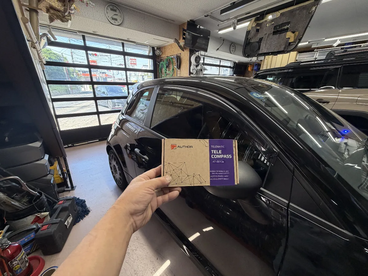 アバルト 595 3BA-31214Tのように趣味性が高く、離れた場所に駐車する時間も気になりやすい車には、オーサー TELE COMPASS サブスクリプション有のような通信型セキュリティオプションがよく合います。
単に位置を見るだけではなく、スマートフォンから車両の状態を確認しやすくなるので、「今どうなっているか」を把握しやすいのが大きなポイントです。
純正の位置情報機能がある車でも、更新タイミングによっては表示にズレが出ることがあります。
TELE COMPASSは、車両の位置確認や状態確認、電圧チェックなどをスマホ側で見られるため、週末メインで乗る車や、しばらく動かさない車にも便利です。こういう機能は、派手さはありませんが実際に使うと助かる場面が多いです。
取り付けは、商品を付けるだけで終わりではありません。
通信型のセキュリティは、車両側の状態や既存システムとの組み合わせ、普段の使い方まで見ておかないと、あとで使いにくさが出ることがあります。ログオンでは、配線処理や内装の復元も含めて、アバルト 595で無理なく使える形を確認しながら施工していきます。
防犯対策を強くするだけでなく、普段から車の状態を見られるようにしておく。
TELE COMPASSは、そんな「離れている時間の不安」を少し減らしてくれる装備です。セキュリティを考えるなら、こういう見えない部分の備えも一緒に見ておきたいところです。
