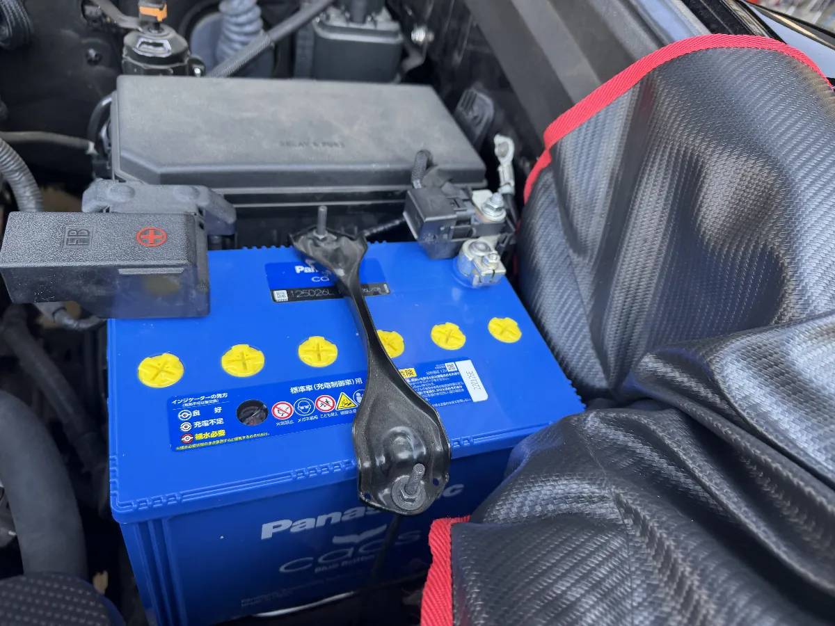 🚗✨トヨタ ランドクルーザープラドのオーナーさん必見！✨🚗こちらは、パナソニックの「カオス N-125D26L/C8」バッテリーのご紹介です。国産車向けの大容量バッテリーで、エンジン始動の力強さはもちろん、オーディオや電装品をたっぷり使う方にもオススメ！その安定感で、長距離走行も安心です👌純正と同じサイズなのに、一つ上の容量を確保！アイドリングストップ非搭載の車両でも、日常使いでも安心感を提供します。さらに、電圧の安定性がカーオーディオのコンディション維持にもつながるので、音質アップにも役立ちますよ🎶ただバッテリーを交換するだけでなく、愛車のコンディションを底上げするアップグレードとして選んでみてはいかがでしょうか？あなたのドライブライフ、もっと楽しくなること間違いなし！💪🔋