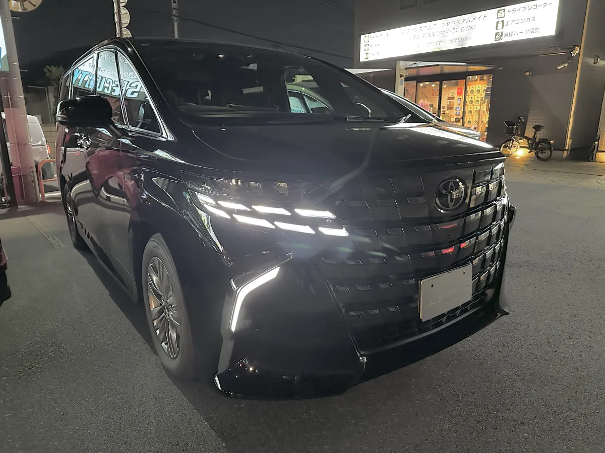 今日ご紹介するのはTOYOTA ALPHARD 6AA-AAHH40W4#系のカーセキュリティインストールです。