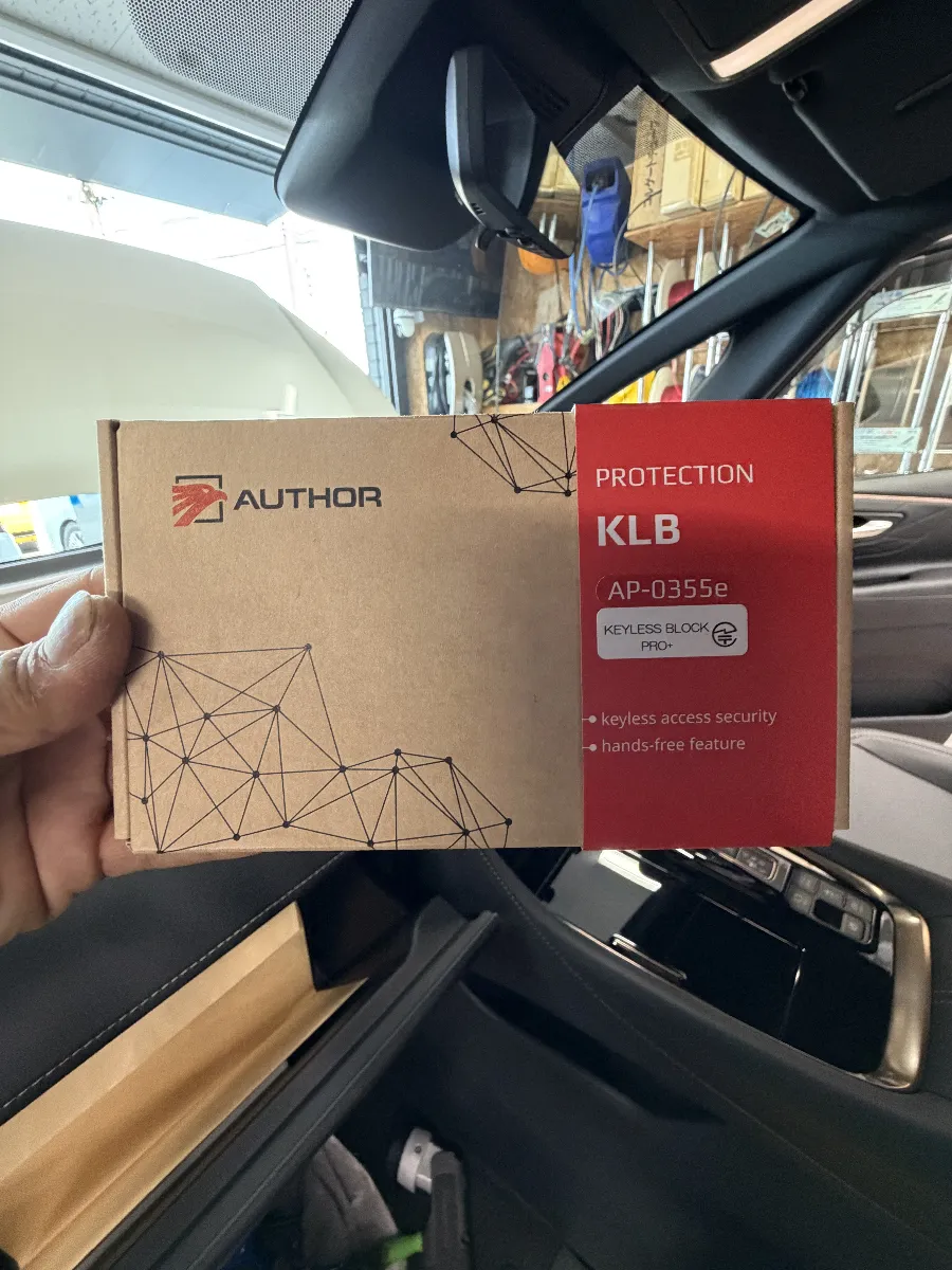🚗✨ **トヨタ ヴェルファイアにぴったり！KEYLESS BLOCK JP+** 🔒こんにちは、カーオーディオ・カーセキュリティ専門店「ログオン」です！今日は、大切な愛車を守るための次世代セキュリティシステム、「KEYLESS BLOCK JP+」をご紹介します！**🔒 これがあなたの愛車を守る！**リレーアタックやCANインベーダーといった最新の盗難手口から、しっかりガードします。スマートキーでロック後は、車両が電波を全く受け付けないから安心！ドアを開けることもできません。**🔥 特徴満載！**- **リレーアタック完全遮断**：鍵を使っても、電波を認識しないので安心。- **CANインベーダー対策**：特にトヨタ・レクサス車に最適な仕様。- **エンジン始動ブロック**：ドアを開けられても、認証しない限りスタートできません。- **認証方式の自由度**：専用キーフォブやスマホからの操作が可能で、日常の利便性もキープ！**🤝 さらにお得なポイント！**当店では、IGLAとの同時施工を強くオススメ！操作を一本化することで、利便性がアップし、防御力も最大化。コストパフォーマンスも良好です！大切な愛車を守るために、その「開けられない」「動かせない」システムをぜひ導入してみてください。この機会に、安心のカーライフを手に入れましょう！🚙💨お気軽にお問い合わせくださいね！