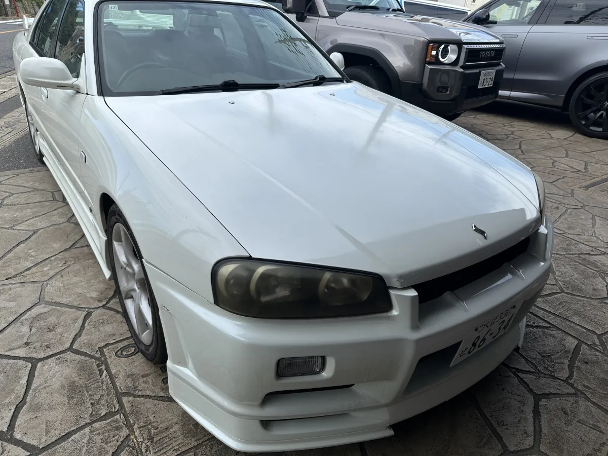 今日ご紹介するのはNISSAN SKYLINE R34のカーオーディオ、カーセキュリティインストールです。