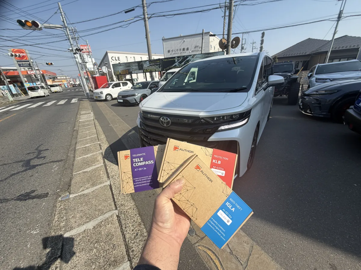 ご注文ありがとうございます！トヨタ ヴェルファイア（6AA-TAHA4#系）にぴったりのセキュリティ、AUTHOR「IGLA JP+（イグラ2+）」のご紹介です。ログオンからのおすすめポイントをカジュアルにまとめますね。- これひとつでデジタル防犯の本格派    リレーアタックやCANインベーダーといった最新の盗難手口に有効なデジタル制御型セキュリティ。物理破壊なしに車両の制御レベルでブロックするので、確実＆安全に守れます。- 純正操作はそのまま、でも起動はガッチリ防止    普段の使い勝手は変わらずに使えますが、専用キーフォブ（ペアリング済み）なしではエンジン始動不可。走行もできません。さらにスマホアプリでの認証にも対応して利便性アップ。- あったら嬉しい便利機能も搭載    駐車時にパワーウィンドウを自動で閉める「クロージャー機能」や、万が一キーが複製されても起動をブロックする「キー複製防止プログラム」もあります。- 拡張してさらに強化OK    単体でも強力ですが、KEYLESS BLOCK JP+（電波遮断）やTOR（走行中ブロック）、LEDインジケーター（視覚的威嚇）などと組み合わせて多層防御にできます。- コスパ重視の方にもおすすめ    本格的なデジタル防犯を比較的導入しやすい価格帯で実現。まずはIGLA JP+から始めるのが賢い選択です。対応車種：トヨタ ヴェルファイア 6AA-TAHA4#系  メーカー：AUTHOR  商品：IGLA JP+（イグラ2+）／数量：1取り付けやオプションのご相談もお気軽に！ログオンで安心・確実に施工します。