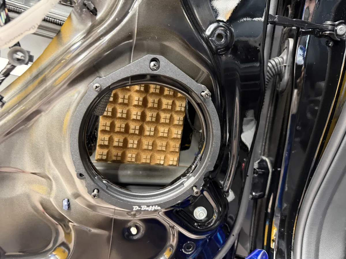 ホンダ オデッセイ(RC系後期)にピッタリのログオンオリジナル「メタルバッフル」です。 剛性が高く耐水性も抜群なので、音の曇りがなくなりダイレクトで締まった鳴りが得られます。純正の“もやっとした”感じをスッキリさせたい方には特にオススメ。車種やスピーカー寸法によっては当店イチ押しのチョイスです。 ただし、しなやかで温かみのある音色がお好みなら、真鍮や銅コーティングのインナーバッフルも選択肢としておすすめします。取付や音の比較もできますので、お気軽にご相談ください。