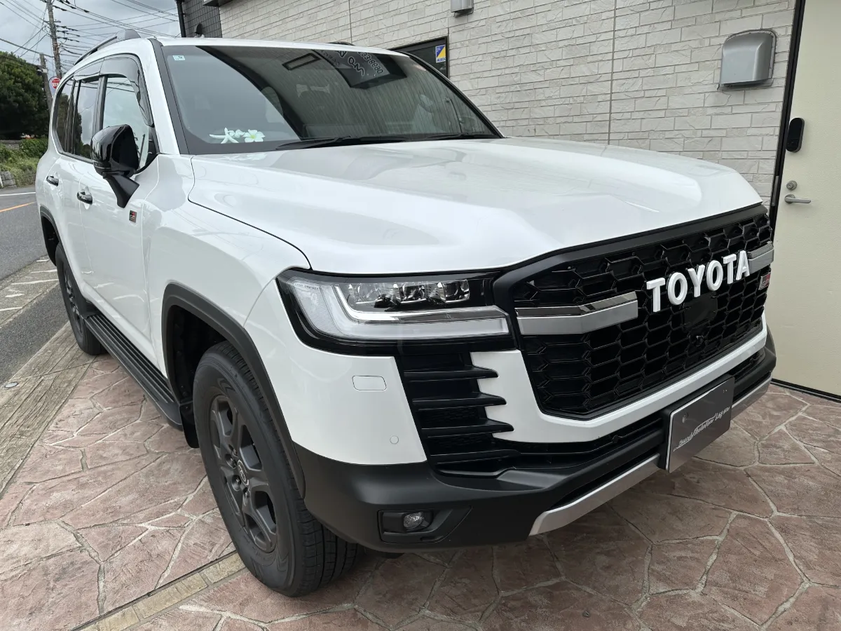 今日ご紹介するのはTOYOTA LAND CRUISER 300 VJA300W  FJA300Wのカーセキュリティインストールです。