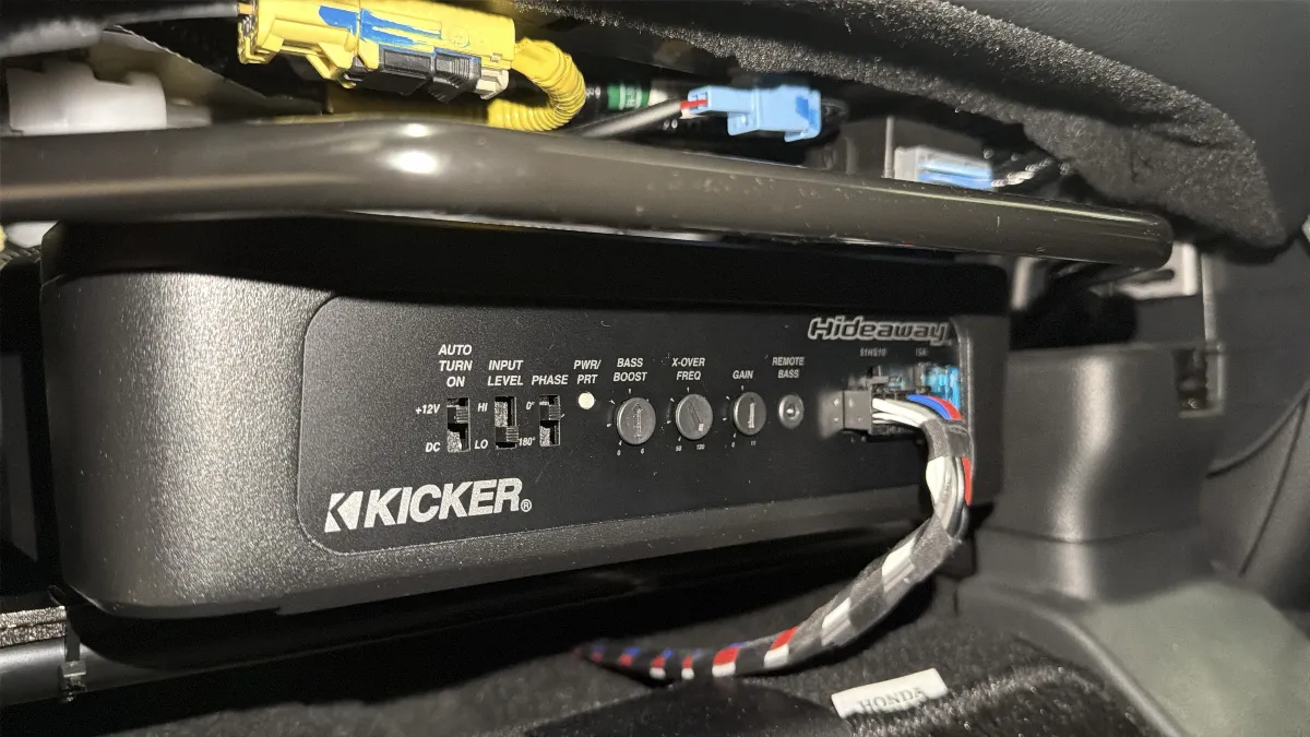 ホンダ ステップワゴン RP6/7/8に合わせたHS10用置台制作は、荷室まわりの使い勝手を崩さずにHS10をしっかり固定できる、見た目も収まりも自然なログオンオリジナルの専用製作パーツです。
車内空間の広さが魅力のステップワゴンだからこそ、置き方が甘いとズレやすい部分を土台から整えることで、低音の安定感と一体感がしっかり出て、音のまとまりが体感しやすくなります。
車両に合わせて位置を見ながら設置するので後付け感が出にくく、実際の取付でも積載性と音のバランスを両立しやすいのがこの置台制作の強みです。
