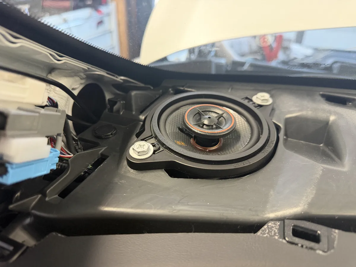 さて、今回はこちらのトヨタ クラウンクロスオーバーにぴったりなスピーカーの施工をご紹介します！対象商品は「ツイーター付属品固定or純正位置交換」です。これ、実は埋め込み製作を行わない場合でも、純正のツイーターが装着されている方には、その中身を交換することで、音質をグッとレベルアップさせることができるんです。😄純正ツイーターを使って、面倒な加工なしで取り付けるので、手軽に音のクオリティを向上させたい方にはもってこい。ダッシュボードに貼り付けて固定する方法もあるので、カスタマイズの幅も広がりますよ！お気軽にご相談くださいね！いつでもお待ちしています♪