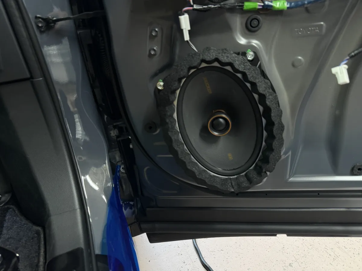 🚗🎶【トヨタ クラウン 30系専用】スピーカーキット登場！🎶🚗こちらは「クラウンスポーツ専用スピーカーキット OGPAA-CRW1」の取り付け写真です！✨このキットは、フロントドアとセンタースピーカーをアップグレードするために設計されています。音の定位が明確になり、全体の音質バランスも大幅に向上！シンプルなボルトオン設計で、美しいインテリアを損なうことなく高音質を実現します。走行中に楽しむ音楽が、よりダイナミックでシャープな音質に。👂💖さらに、専用コネクターもついているので、スムーズに取り付けられますよ！どの座席でも、深みのある迫力のサウンドを体験できるので、ドライブがもっと楽しくなりますね！🚀音楽を愛するあなたのために、このスピーカーキットはまさに必見です！💫🎵