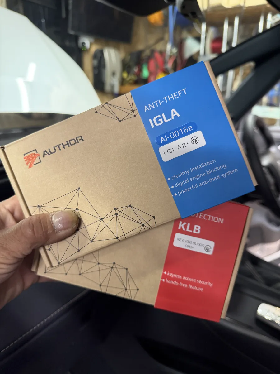 🚗✨お待たせしました！「トヨタ アルファード 6AA-AAHH40W4#系」にぴったりなセキュリティ商品をご紹介いたします！🔒 **KEYLESS BLOCK JP+（キーレスブロック）**  最新の盗難技術からあなたの愛車を徹底防御！スマートキー車両は今や盗難犯にとって狙い目。この「KEYLESS BLOCK」を装着することで、リレーアタックやCANインベーダーといった手口を完全にシャットアウトします！### 🌟この商品の特長- **リレーアタック完全遮断**  車両がスマートキーの電波を一切受け付けない状態に！これでドアが開かない、安心。- **CANインベーダー対策**  トヨタ・レクサスの被害が多いルートも徹底的にガード。最新技術で感染経路を塞ぎます！- **エンジン始動をブロック**  ドアを開けられても、ちゃんとした認証がない限りエンジンは始動しません。- **自由な認証方式**  専用キーフォブやスマホ, そして純正キーの解錠ボタンもそのまま使えて、日常の便利さはキープ。- **幅広い互換性**  人気のIGLAシリーズやVIPERとの組み合わせで、多層防御が可能に！単独でも強力な防御力を発揮します。🤝 **当店おすすめの理由**  IGLAとの同時施工がオススメ！操作の一本化で使い勝手が格段に向上。デジタル制御と電波遮断の最強コンボで、あらゆる盗難手口を徹底ガードしますよ。💰 **お得な同時施工**  効率的な作業でお求めやすい費用に。防御力もコストパフォーマンスも両立できます！### 🛡 結論「KEYLESS BLOCK JP+」は、まさに「開けられない」「動かせない」を実現する次世代の盗難防止システムです。愛車をしっかり守るために、ぜひこの機会に導入をご検討ください！一緒に安全で快適なカーライフを送りましょう！🚀