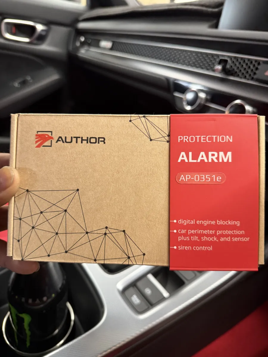 HONDACIVIC TYPE R FL5に施工した、車種別セキュリティプラン「PLAN2ライト」 の内容です。メインシステムには ALARM（イグラアラーム） を採用。車両に不正な動きが加わった瞬間を的確に検知し、視覚・聴覚の両面から強く存在を主張することで、“狙わせない” 状態を作り出します。操作性にも配慮し、AUTHOR ALARM用 可変ボリュームコントローラー を組み合わせることで、使用シーンに応じたアラーム音量の最適化が可能。日常使いとセキュリティ性能、その両立を図っています。外観面では、LOGONオリジナル＆AUTHOR ALARMスキャナー（オリジナル赤） を装着。TYPE Rのキャラクターに自然に溶け込みながら、しっかりと“対策済み”を主張します。さらに、・車種専用セキュリティパーツ一式・純正カスタムコーディング・車両エラー診断を含め、施工後の完成度と安心感までをトータルで仕上げています。加えて、2年間保証＋専用ダイヤルサポート、オリジナルキーフォブレザーケース、電波遮断ボックスなども標準で付属。走りに本気なクルマだからこそ、守りも“ライト”では終わらせない。TYPE Rの価値を理解した上で組み上げる、LOGONならではのセキュリティプランです。