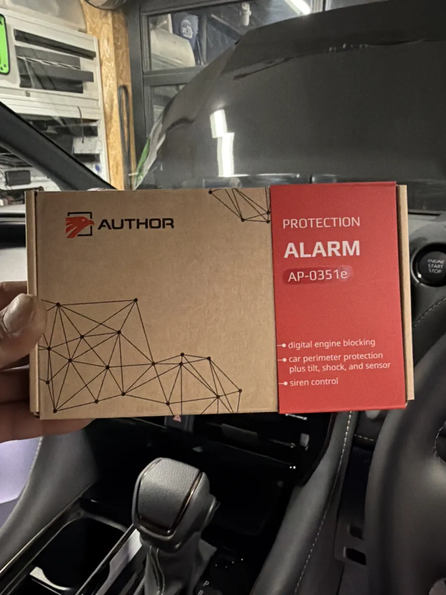 こんにちは！今回はトヨタ・アルファードに取り付けられる「IGLA ALARM」をご紹介します。このデジタルカーセキュリティは、最新のファームウェアを搭載しており、さまざまな便利な機能が満載です！特に注目したいのが「センサーバイパス機能」。エレベーターやフェリー乗船時、さらには短時間の整備や洗車中に、誤警報を防ぐためにセンサーを一時的に無効化できるんです。操作も簡単！リモコンのアンロックとロックを2回押すだけでOKです。次回アンロック時には、自動でセンサーが正常に戻るので安心ですね。さらに、IGLA ALARMの特筆すべきは「デジタルブロック機能」。これは、車両の配線を一切切断せずに、エンジン始動を妨げたり、シフト操作をブロックしたりする高度な技術です。これにより、盗難防止を徹底しつつも、車内の電子系統に影響を与えないから、安全性もばっちり！新機能の「シフトロック」では、電子シフトレバーを採用している車両において、セキュリティ解除がされていない状態でD/R/Nに入れようとすると、自動的にPに戻るようになっているので、安心して車を守れます。IGLA ALARMは、進化する盗難手口に対応するため、常にファームウェアのアップデートを行っており、機能強化もバッチリ。安全で便利な次世代のスマートセキュリティを体感してみてください！