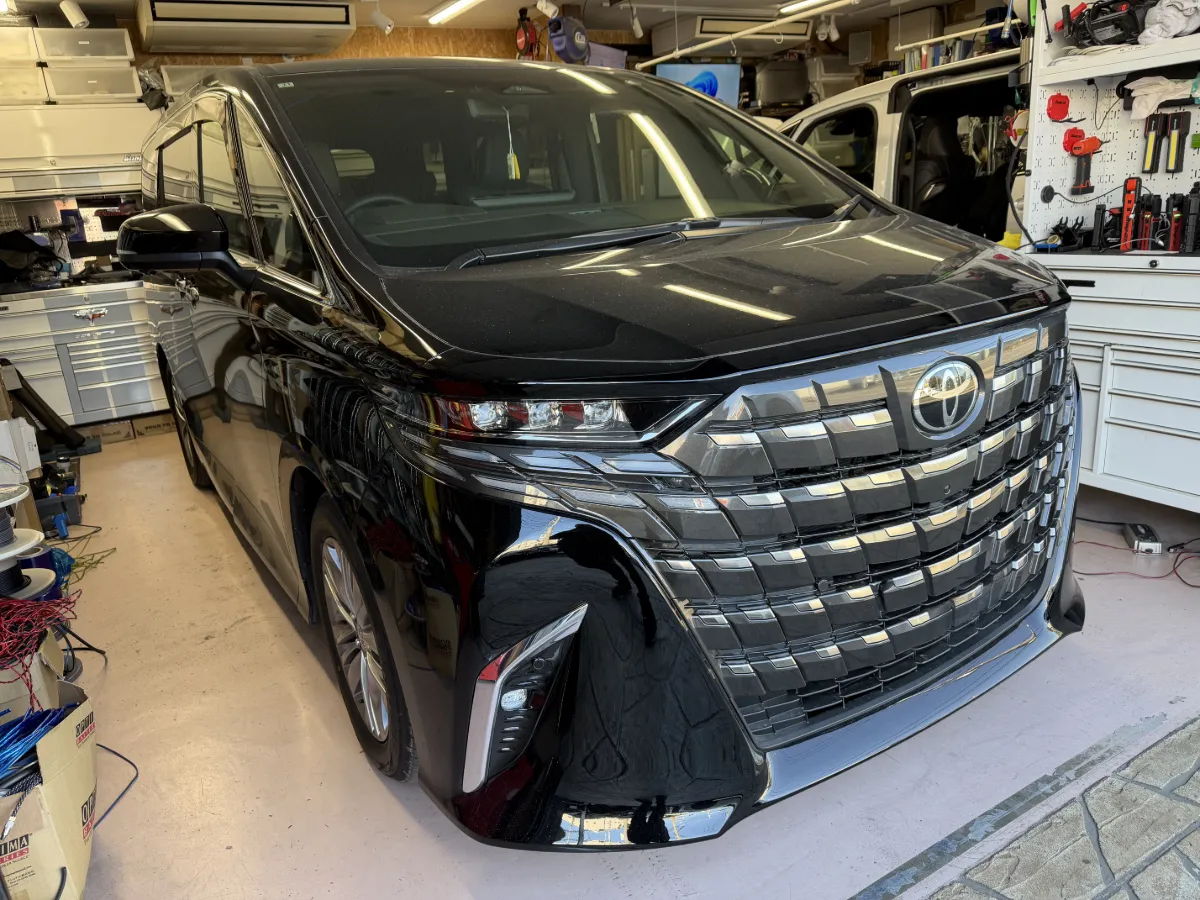 今日ご紹介するのはTOYOTA ALPHARD 6AA-AAHH40W4#系のカーセキュリティインストールです。