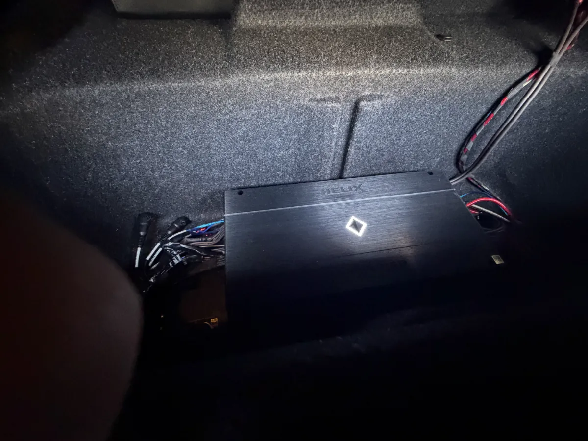 BMW 1シリーズ F20にピッタリなコンパクト高性能DSPアンプのご紹介!ログオンおすすめ、HELIX「M‑SIX DSP」です。小さなボディに10ch DSP+6chパワーアンプを内蔵した次世代オールインワンモデル。純正ヘッドユニットのままでも高音質化したい方、システムをコンパクトにまとめたい方に特にオススメです。主なポイント- 10ch DSP+6chアンプを超小型に集約。アンプラック不要で車内スペースを有効活用。- 高速64bitプロセッサー(295MHz)搭載で、上位モデル並みの高精度チューニングが可能。- 純正信号に対応するハイレベル入力装備だからBMW純正オーディオとも相性良し。- SPDIF(TOS)入力も搭載でデジタル入力にも対応。主要スペック- 出力:100W×6ch(4Ω) / 200W×3ch(4Ωブリッジ)- 入力:RCA・ハイレベル(各6ch)/SPDIF(TOS)/自動電源ON対応- 出力端子:4ch RCA出力(最大6V)- 周波数特性:20Hz~22kHz- 高調波歪率:0.005%- SN比:108dB以上(デジタル)/105dB以上(アナログ)- タイムアライメント:7.1mmステップ- サイズ:154×50×320mm(M‑SIXと同サイズ)ログオンからひとこと小さくても中身は本格派。純正ベースの車両でも驚くほど音が変わります。取り付け・チューニングは当店にお任せください。F20のスペースに合わせた取り付け提案&専用チューニングで、BMWらしい上質なサウンドを引き出します!