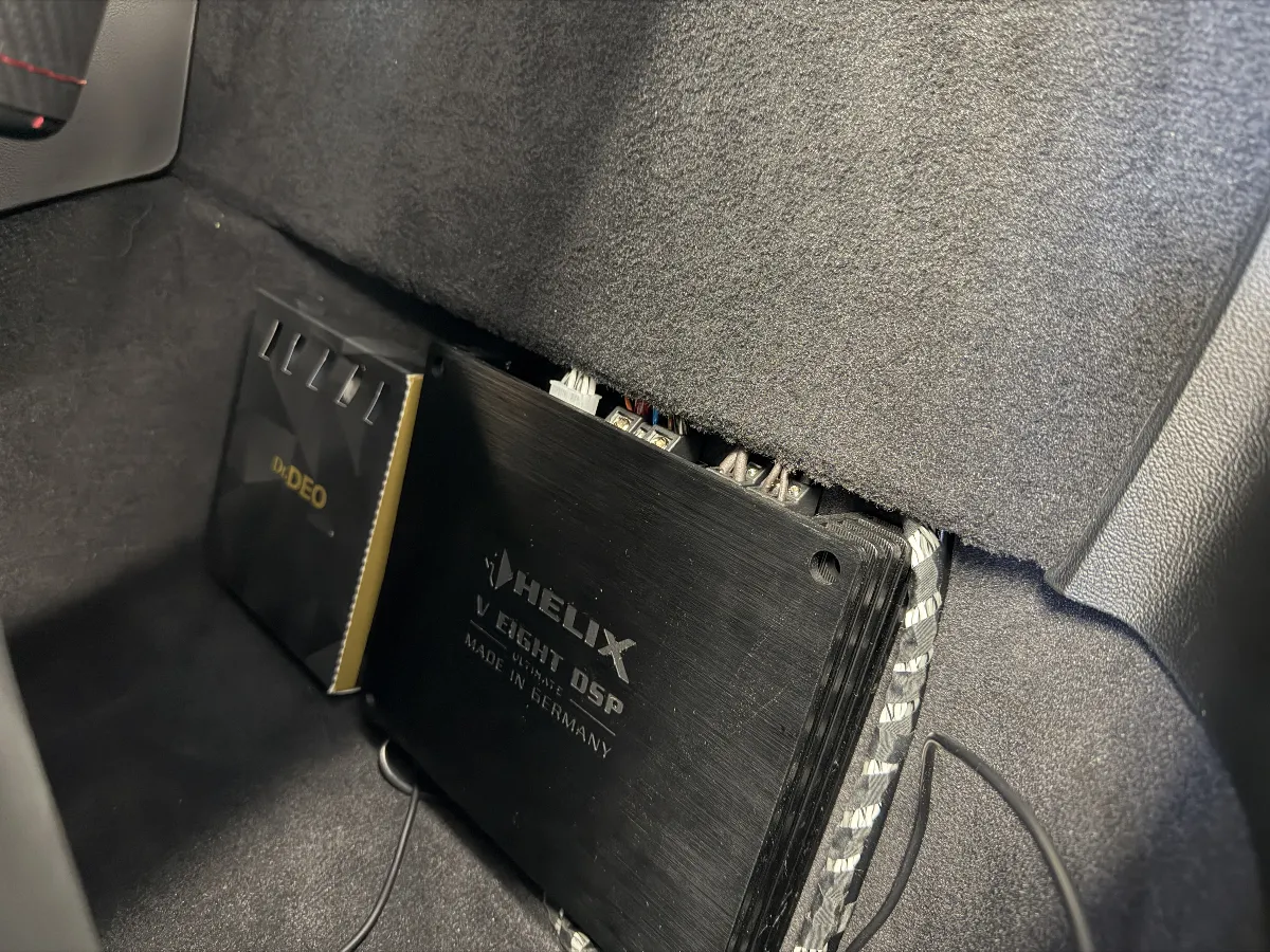 こちらがご紹介するのは、トヨタ スープラ DB42・22・82にピッタリな高性能DSPアンプ、「HELIX V-EIGHT DSP ULTIMATE」です!このアンプは8チャンネル高出力と14チャンネルDSPを一体化したフラッグシップモデル。これ一台で高出力アンプと高性能DSPの両方を手に入れることができるんです。例えば、タイムアライメントや30バンドのEQ調整が高速かつ精密に行えるので、お好みのサウンドを実現するのも簡単です。さらに、多彩な入出力に対応していて、将来的な機能追加も考慮された拡張カードスロットも搭載しているため、システムを長くお使いいただけます。出力性能は110W×8ch(4Ω)と余裕たっぷり。マルチスピーカーやサブウーファーも難なく駆動できるパワーがありますよ!複雑な純正システムにも対応可能で、入力合成機能を使えば、よりシンプルにシステムを統合できます。これ一台で未来のアップグレードも見越した安心感を持つことができる、まさに“究極のオールインワン”ですね!