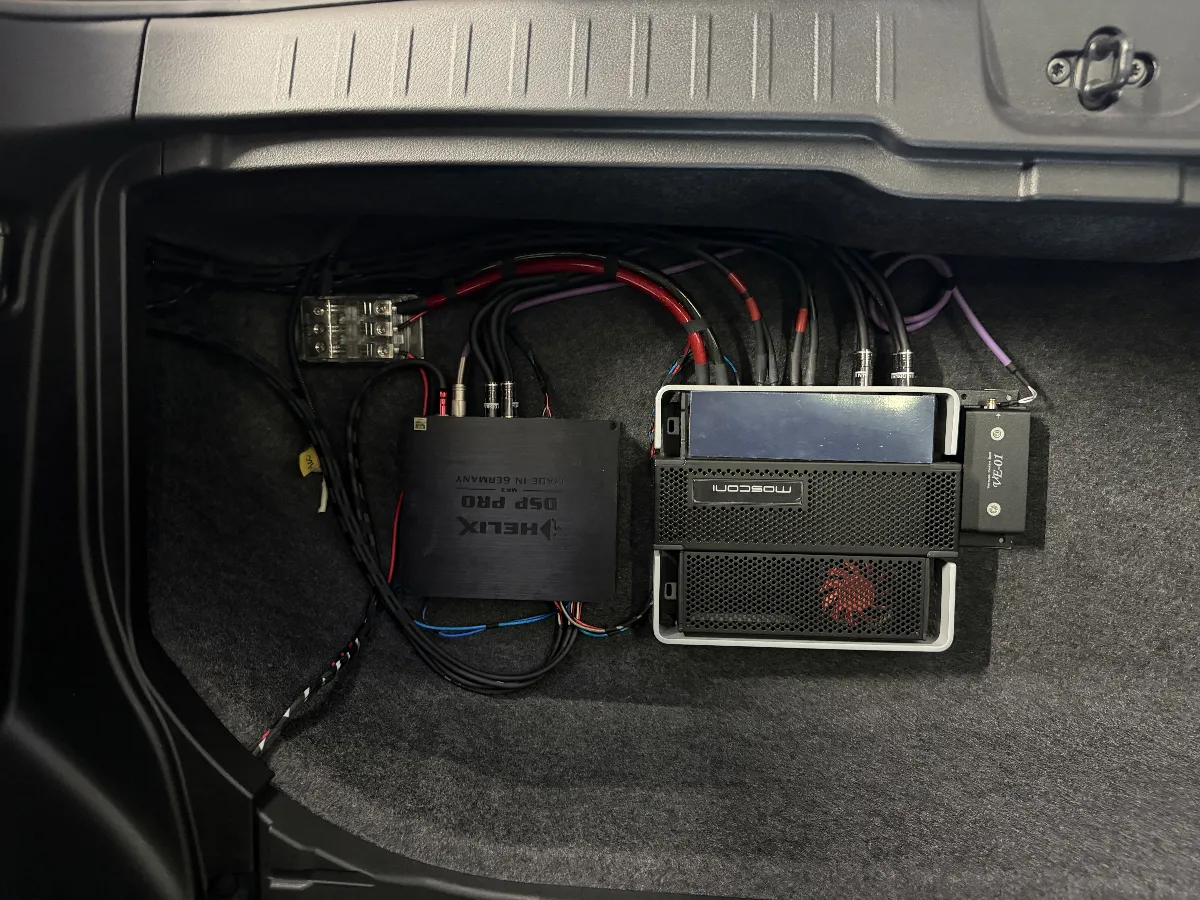 ヘリックス DSP PRO mk3は、ニッサン セレナ C28の純正オーディオでは出し切れない音の広がりやボーカルの見通しを、一気に引き上げてくれるDSPです。8ch入力対応なのでセレナ C28の純正システムにもなじませやすく、音を車内に合わせて細かく整えることで、いつもの音楽がはっきり聴きやすく変わります。
取付は純正デッキを活かしたまま信号を取り出して本体を組み込み、車内の響きに合わせて専用ソフトで調整する流れです。見た目はそのままに、運転席でも後席でも聴き疲れしにくい、まとまりのある上質なサウンドがしっかり体感できます。
