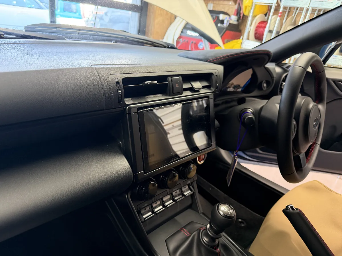 スバル BRZ ZD系にぴったりのナビゲーションシステム、パイオニアの「AVIC-RQ722」をご紹介します。🚗✨このナビは9インチの大画面HDディスプレイを搭載していて、1280×720の高精細パネルが特徴。昼間でも鮮やかで見やすく、斜めからでも視認性が抜群です。さらに、「docomo in Car Connect」に対応しているので、リアルタイムで渋滞情報や駐車場の空き状況、ガソリン価格をチェックできちゃいます。地図も自動更新されるので、最新の情報で快適なドライブを楽しめますよ!便利なApple CarPlayやAndroid Autoにも対応しているため、スマートフォンのナビや音楽アプリを大画面で操作できます。HDMI入力/出力にも対応していて、スマホや外部機器の映像も鮮明に表示できます。音質にもこだわり、50W×4出力の高性能DSPや13バンドEQ、タイムアライメントで、車内に合わせたチューニングが可能です。臨場感あるサウンドを楽しみながら、ドライブを存分に楽しんでくださいね!このナビで、あなたのBRZをもっと特別な空間にアップグレードしちゃいましょう!