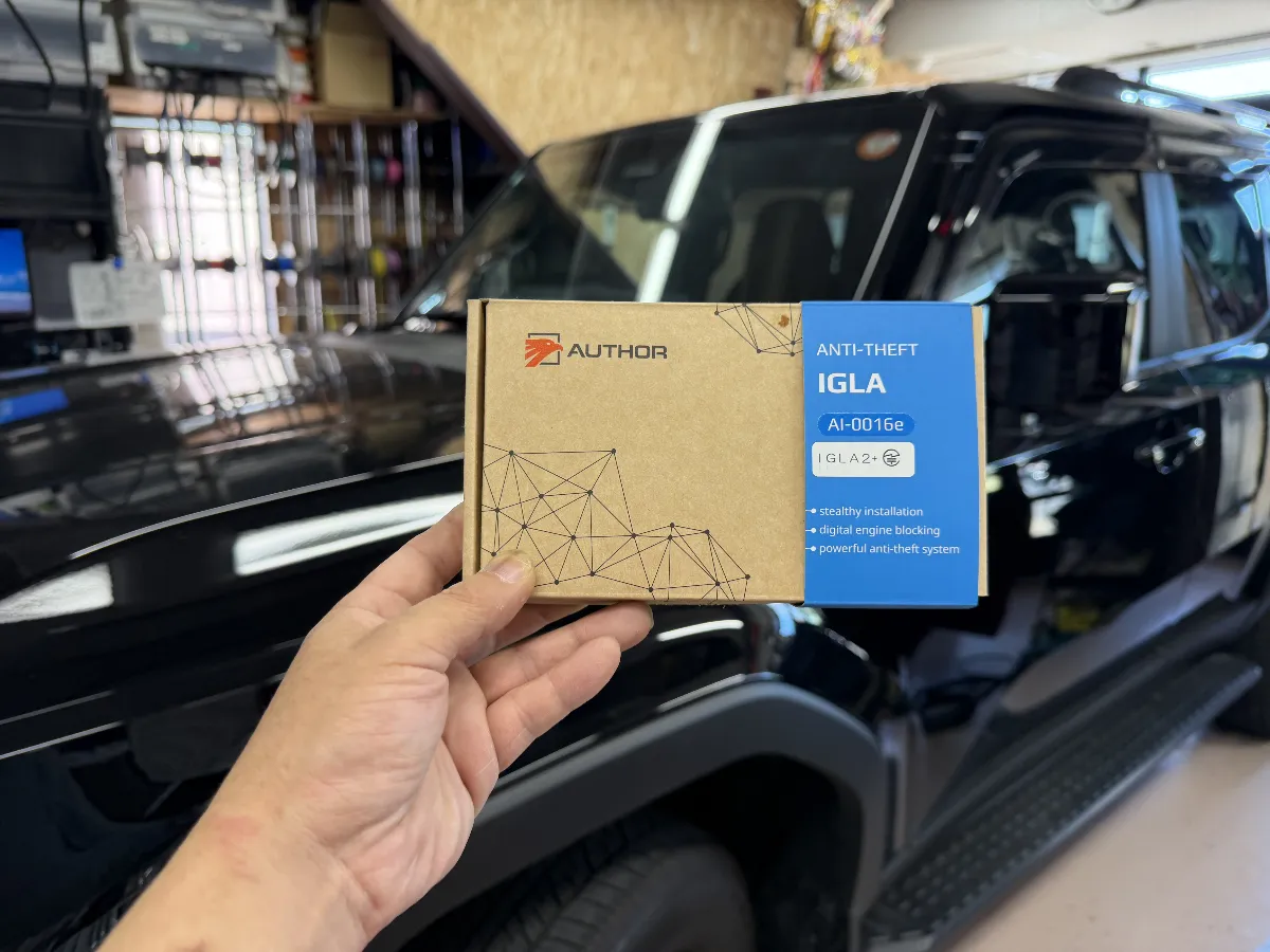 トヨタ ランドクルーザー 250 250W のように、防犯を後回しにしにくい車両では、AUTHOR IGLA JP+ (IGLA 2+) はかなり導入しやすい一台です。普段の使い方を大きく変えずに、認証が通っていない状態ではエンジン始動や走行を制限できるので、純正装備だけではカバーしきれない部分を実用的に補いやすいのがこのモデルの強みです。
見た目で存在をアピールするタイプではありませんが、こういうセキュリティはその自然さが大事です。ランドクルーザー 250 に合わせて違和感なく組み込んでおくことで、いつもの使い勝手はそのままに、防犯面をしっかり整えやすくなります。派手さより、毎日ちゃんと使えること。ここはかなり重要です。
IGLA JP+ は専用キーフォブに加えて、スマートフォンアプリでの認証にも対応しています。さらに、駐車時のウィンドウ閉め忘れ対策につながる機能や、キー複製対策の機能も備えているので、ただ付けるだけではなく、日常の扱いやすさまで含めて考えやすい内容です。
セキュリティは商品名だけで決めるより、車種の特性や使い方に合わせて組み立てた方が、後から無理が出にくいです。見えない部分の処理やまとめ方で使い心地は変わるので、トヨタ ランドクルーザー 250 250W に合わせてきちんと落とし込むと、この商品の良さも素直に出てきます。