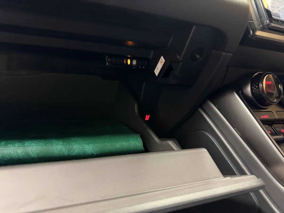 トヨタ ハチロク(ZN8)にぴったり!カロッツェリア(パイオニア)のETC2.0「ND-ETCS2」です。コンパクトなアンテナ一体型で車内スッキリ、ナビ連動&音声案内で操作も分かりやすいのがポイント。最新のセキュリティ規格に対応して不正利用を防ぎつつ、渋滞回避ルート提案や広域道路情報の取得などETC2.0サービスで高速移動がもっと快適になります。取り付け省スペースでスマートに装着可能。数量:1。取付や設定もお気軽にご相談ください!