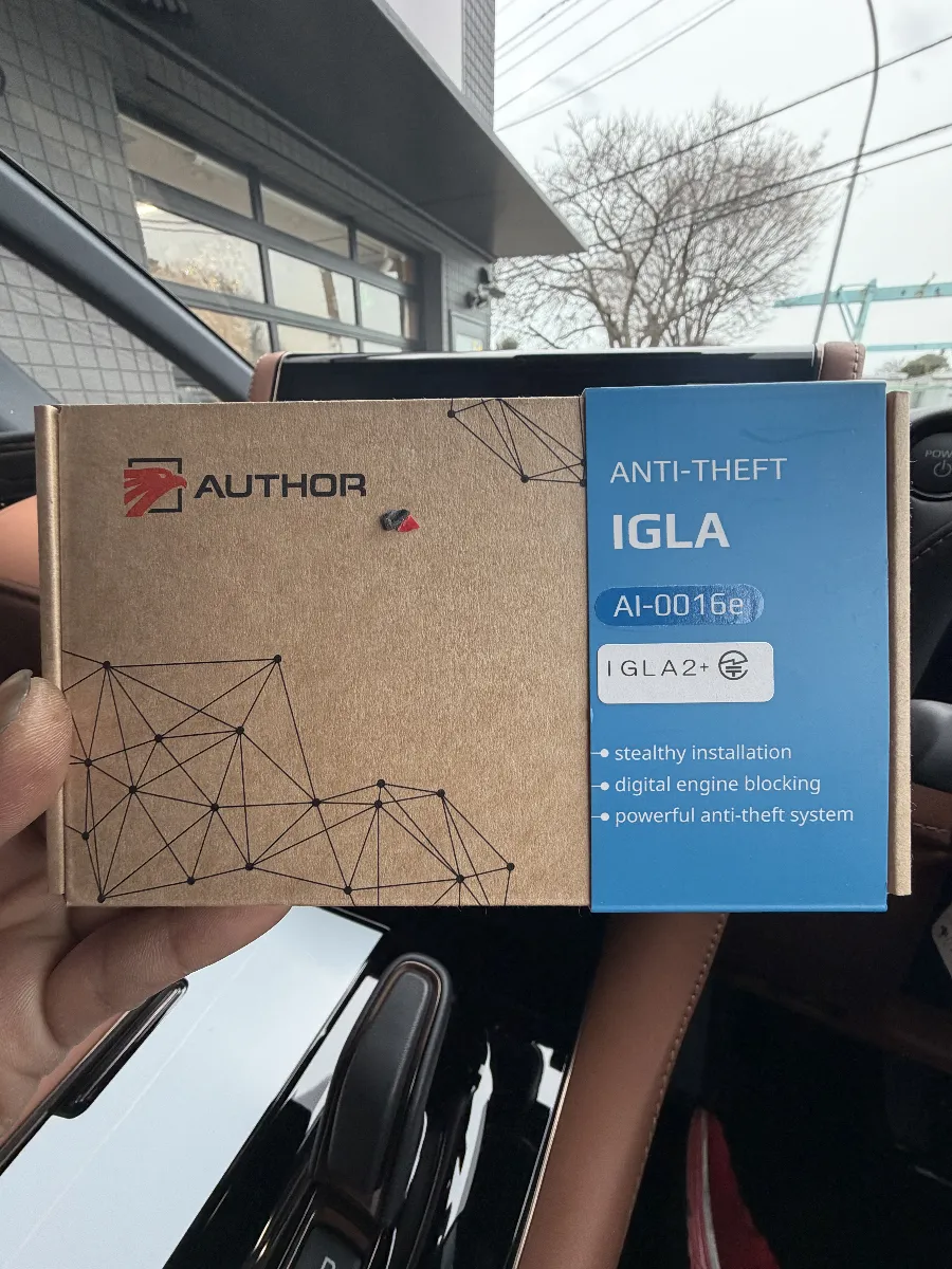 お待たせしました！こちらはトヨタ ヴェルファイア（6AA-TAHA4#系）向けのセキュリティシステム、IGLA JP+（イグラ2+）のご紹介です。このIGLA JP+は、最新の盗難手口にバッチリ対応したデジタルカーセキュリティシステムなんです。リレーアタックやCANインベーダーに強力に立ち向かい、物理的に車両にダメージを与えることなく安心をお届けします。使い方もシンプルで、普段通りの感覚で操作できるのが嬉しいポイント！専用のキーフォブ（発信機）を使わない限り、エンジンが始動できないため、高い防御力を誇ります。さらには、スマホアプリでの認証にも対応しているので、便利さとセキュリティの両立が実現！特に便利な機能としては、駐車時にパワーウィンドウを自動で閉めてくれるクロージャー機能や、万が一に備えたキー複製防止プログラムも搭載されています。また、他のセキュリティアイテムと組み合わせることで、さらに強固な多層防御システムを築くことも可能です。予算を抑えながらしっかりしたセキュリティを求めるあなたにピッタリの選択肢です。愛車を守るための一歩、是非ご検討ください！