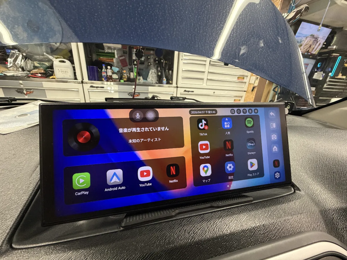 Ottocast Screen AI オットキャスト スクリーン AI 11.4インチ ディスプレイオーディオ 車載ディスプレイモニターは、ナビ画面が小さい車やスマホ連携が物足りない車でも、一気に使いやすさを上げられる後付けモニターです。その他 その他 取り付け例以外でも、見やすい大画面に動画・地図・アプリをまとめて表示できるので、いつもの移動がぐっと快適になります。
取付はダッシュボード周りへ本体をスマートに設置し、電源や接続をまとめて仕上げる施工なので、純正を大きく崩さず導入しやすいのもポイントです。画面が近くて操作しやすく、情報もひと目で入るようになるので、毎日乗る車ほど変化を実感しやすい一台です。
