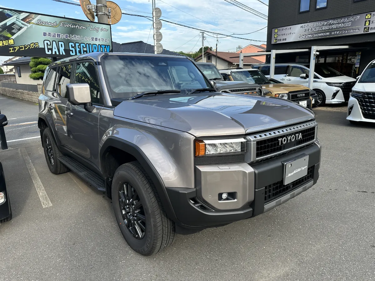 今日ご紹介するのはTOYOTA LAND CRUISER 250 250Wのカーセキュリティインストールです。