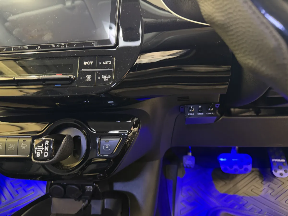 ヘリックスの高性能ユニバーサルリモコン「URC-3」入荷しました! HELIXのDSP専用に設計された進化版リモコンで、従来のURC-2Aよりも設定と操作が格段に向上。PCでのカスタムセットアップにより、CONTROL‑1/CONTROL‑2には「マスターボリューム」「サブウーファーレベル」「外部入力ボリューム」「ラウドネス」などを割り当て可能です。 モードスイッチはEQのON/OFF、プリセット切替、外部入力切替など用途に合わせて柔軟に設定OK。※機能は接続するDSP機種によって異なります。 セッティングデータはご希望で2セットまで無料作成。3セット目からは追加料金が掛かります。トヨタ プリウス(ZVW5#前期)へのHELIX DSP導入時にぴったりの一台です!