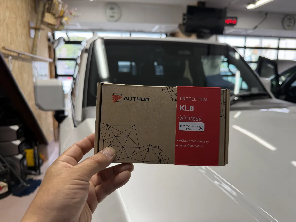 **AUTHORのKEYLESS BLOCK JP+**は、トヨタ ランドクルーザー 250 250Wのようなスマートキー車で気になりやすい「近づかれて開けられる不安」を、入口の段階から抑えやすいのが大きな強みです。純正の便利さをできるだけ残しながら、車両がキーの電波を受け付ける状態そのものをコントロールできるので、ただ警報を鳴らすだけの対策より一歩踏み込んだ安心感につながります。
実際に使うと、普段の操作性を大きく崩しにくいのに、盗難のきっかけになりやすい部分へしっかり備えられるのがポイントです。さらに、解錠だけでなく始動側まで見据えた構成にできるため、「開けさせにくい」「動かしにくい」の両面で守りを考えやすくなります。ランドクルーザー 250のように防犯意識を高めたい車種では、このバランスがとても重要です。
カーセキュリティは、同じ製品でも取付方法や純正装備とのまとめ方で使いやすさも安心感も変わります。ログオンでは、車種ごとの特性や日常の使い方まで見ながら、無理のない運用に整えて施工します。見えない配線処理や動作確認まで丁寧に詰めることで、付けて終わりではない、長く安心して使える仕上がりにしていきます。
