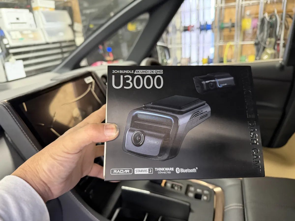 トヨタ ヴェルファイアに取り付けられる、次世代ドライブレコーダー「U3000省電力型前後4Kドライブレコーダー」のご紹介です！このドライブレコーダーは、フロント4K・リア2Kの超高精細録画を実現し、昼夜を問わず鮮明な映像を提供。なんと、世界初の前後デュアルレーダーも搭載しているんです。事故やトラブルの瞬間をしっかりキャッチしてくれますよ。さらに、すごいのが省エネ性能！駐車監視時の消費電力を従来のわずか1/20に抑え、バッテリーに優しい設計になっています。そのおかげで、1週間以上の連続録画・監視が可能で、安心して愛車を見守ってくれます。ADASによる安全運転支援や、クラウドと連携した通知機能も搭載。あなたと車を24時間体制でサポートしてくれる頼もしい存在です。U3000は単なる記録機器ではなく、「安心を持ち歩く」新しいドライブレコーダーです。大切な愛車の安全を守るために、ぜひご検討ください！