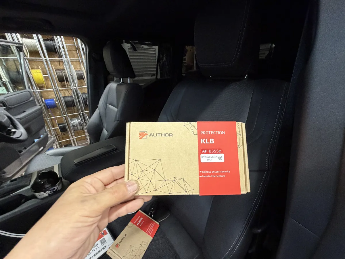 こんにちは！今回はトヨタ ランドクルーザー 250に取り付けるセキュリティシステム、KEYLESS BLOCK JP+をご紹介します。🔒 **KEYLESS BLOCK JP+**  この次世代セキュリティシステムは、最近増えているスマートキーを狙った「リレーアタック」や「CANインベーダー」に対抗するためにデザインされています。一般的な純正セキュリティでは防げない手口から大切な愛車を守るため、その防御力が大活躍します。### こんな特長があります！- **リレーアタック完全遮断**    スマートキーを使ってロックすると、車両はその電波を一切受け付けなくなります。盗難者が使用する道具も通用しません。- **CANインベーダー対策**    特にトヨタやレクサス車両で多く見られるアンロック攻撃にも強い！最新の攻撃方式にも対応した設計です。- **エンジン始動をブロック**    ドアを開けられても、認証がなければエンジンはかかりません。これで車両の移動も防止できます。- **自由な認証方式**    専用キーやスマホを使った認証が可能なので、日常の便利さを損なうことなく利用できます。- **高い互換性**    他のセキュリティ製品と併用することで、さらなる防御力アップも実現可能です。### 当店の施工で得られるメリットIGLAとの同時施工をおすすめ！  操作が一つにまとめられ、操作性がぐっと向上。高い防御力をリーズナブルな価格で提供できます。大切な車をしっかり守るために、この機会にぜひご検討ください！「開けられない」「動かせない」を徹底した安心感を手に入れましょう。