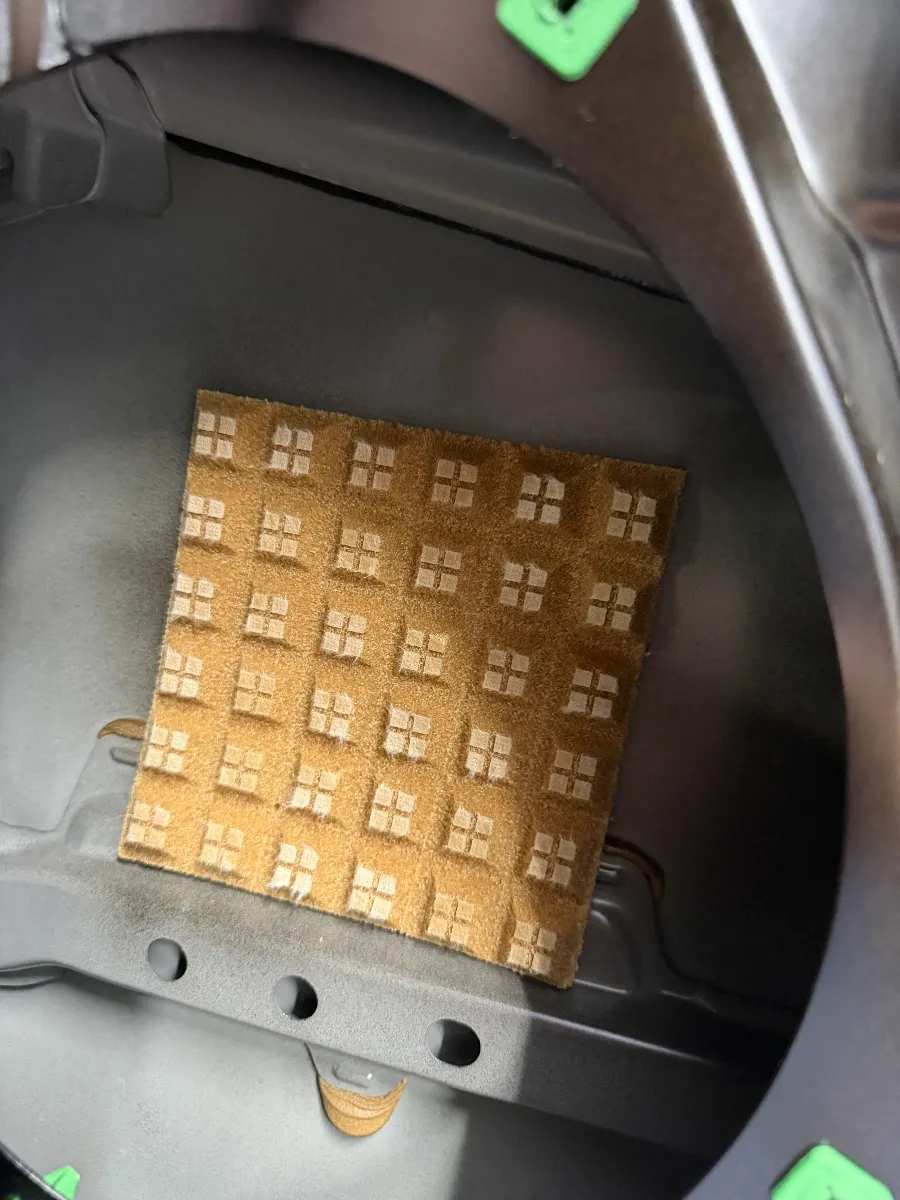 トヨタ アルファード 6AA-AAHH40W 40系 に、ログオンオリジナル スピーカー裏拡散材 を使用することで、スピーカー背面で起きる音の乱れを整えやすくなります。
スピーカーは前だけでなく後ろにも動いていますので、背面側の音がそのまま鉄板に当たって返ってくると、せっかくのスピーカーの動きに余計な影響が出てしまいます。
この拡散材は、スピーカー裏の音をただ吸わせるだけではなく、背面の音を散らして逃がす役割があります。
その結果、ボーカルの輪郭が出やすくなったり、細かい音がにじみにくくなったり、低い音もボワつきにくい方向へ持っていきやすくなります。見える場所ではありませんが、音作りではかなり大事なところです。
特にアルファードのように車内が広い車は、音のまとまり方で印象が変わります。
商品を貼るだけで終わりではなく、スピーカー位置やドア内部の状態を見ながら施工することで、拡散材の良さが出やすくなります。せっかくオーディオを触るなら、こういう裏側の処理まできちんと整えておきたいですね。
