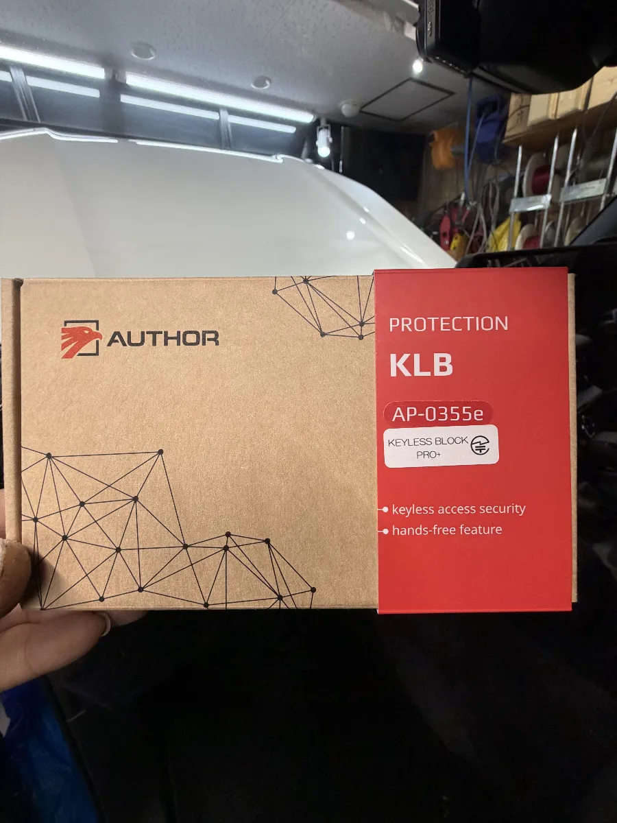 こんにちは！今回はトヨタのランドクルーザー 250にぴったりな、次世代のセキュリティシステム「KEYLESS BLOCK JP+」をご紹介します。この商品は、最近増えている「リレーアタック」や「CANインベーダー」といった最新の盗難手口に対応した、非常に効果的な防御が可能です。スマートキー車両をお持ちの方には特におすすめです！ **KEYLESS BLOCK（キーレスブロック）の主な特長：** - **リレーアタック完全遮断**：スマートキーでロックした後は、車両がキーの電波を全く受け付けません。これにより、盗難ツールを使ってドアを開けることができなくなります。 - **CANインベーダー対策**：特にトヨタやレクサス車に多い被害に対応し、最新の手口からも守ります。 - **エンジン始動をブロック**：盗まれそうになっても、認証がなければエンジンは始動できません。 - **認証方式の自由度**：専用キーフォブやスマホでの認証も可能で、日常的に使っている純正キーもそのまま利用できます。 - **幅広い互換性**：他のセキュリティシステムとも組み合わせて、さらに強力な防御ができます。特に「IGLA」との同時施工を強くおすすめしていて、操作性が格段に向上し、より強力な防御力を実現できます。コスト面でもお得に施工できるのが魅力です。大切な愛車を守るために、この機会に是非「KEYLESS BLOCK JP+」を検討してみてください！あなたのカーライフをしっかりサポートします！