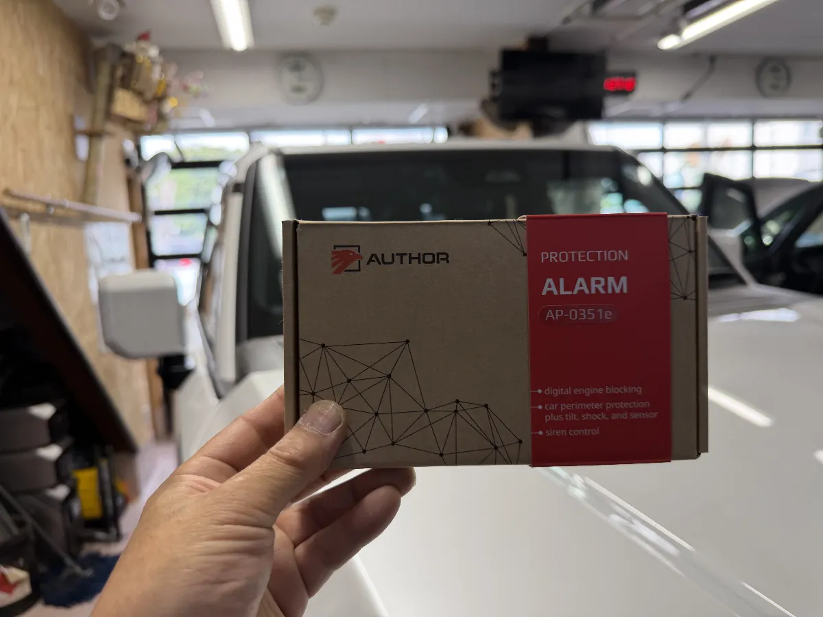 オーサーのALARM(イグラアラーム) は、ただ警報を鳴らすだけでなく、車両側の制御を使って動かさせない方向まで考えられたデジタルカーセキュリティです。配線を切る方式ではないため、見た目を大きく変えずに盗難対策を強化しやすく、普段は純正に近い使い方を保ちやすいのが大きな魅力です。特に盗難リスクが気になる車では、エンジン始動だけでなくシフト操作まで含めて対策できる安心感が、日常の駐車でも効いてきます。
今回のALARMは、警報機能に加えてデジタルブロックが使えるのがポイントです。状況に応じてエンジンをかけさせない、始動しても止める、さらに対応車ではシフトをPから動かしにくくする制御まで可能なので、「もし始動されてもそのまま持って行かれにくい」現実的な抑止力につながります。加えて、立体駐車場やフェリー、点検・洗車時などに便利なセンサーバイパス機能もあり、必要な場面だけ一時的にセンサー反応を抑えられるため、使いにくさや誤作動への不安も減らしやすい構成です。
カーセキュリティは、商品名だけで決まるものではありません。その車でどの機能が使えるか、純正装備とどう共存させるか、普段の使い方で困らないかまで詰めておくことで、導入後の満足度はかなり変わります。ログオンでは、車種ごとの制御確認はもちろん、駐車環境や使い方まで踏まえて、必要な機能を無理なく活かせる形で施工・設定していきます。なお、すでに純正以外のセキュリティや電装品が付いている場合は事前確認が必須です。しっかり守れて、普段も扱いやすい状態まで整えてこそ、ALARMの良さがきちんと活きてきます。
