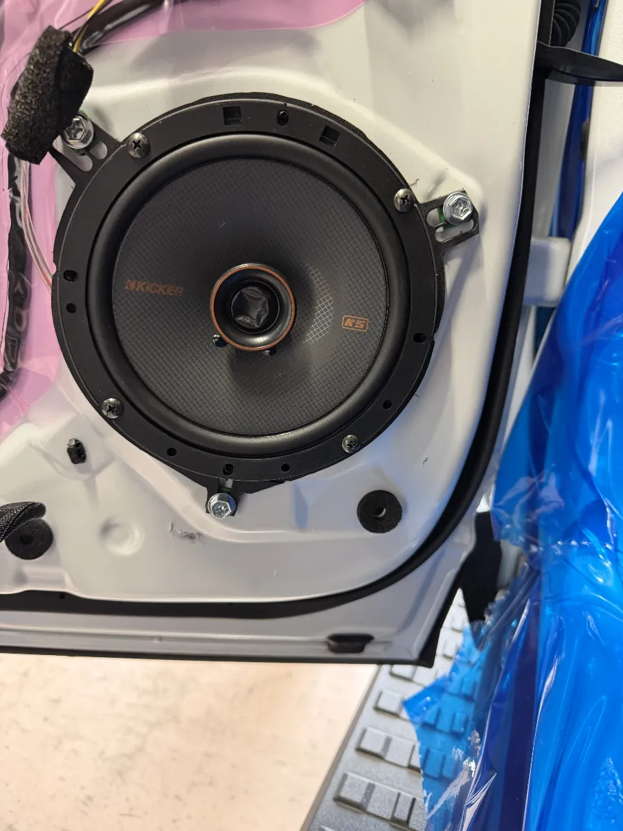 キッカー KSC6704 コアキシャル2WAYは、トヨタ ランドクルーザー 250 250Wの純正スピーカーでは少し物足りない音を、無理なく聴きやすく整えたい方にちょうどいい交換メニューです。
中低音と高音を1つにまとめた構造で、ボーカルやナビ音声が埋もれにくくなり、大きな車内でも音の輪郭が自然に前へ出てきます。
純正位置へ丁寧に取り付けし、土台の固定や配線処理まできちんと仕上げることで、見た目はそのままに、毎日の移動が気持ちよく変わります。