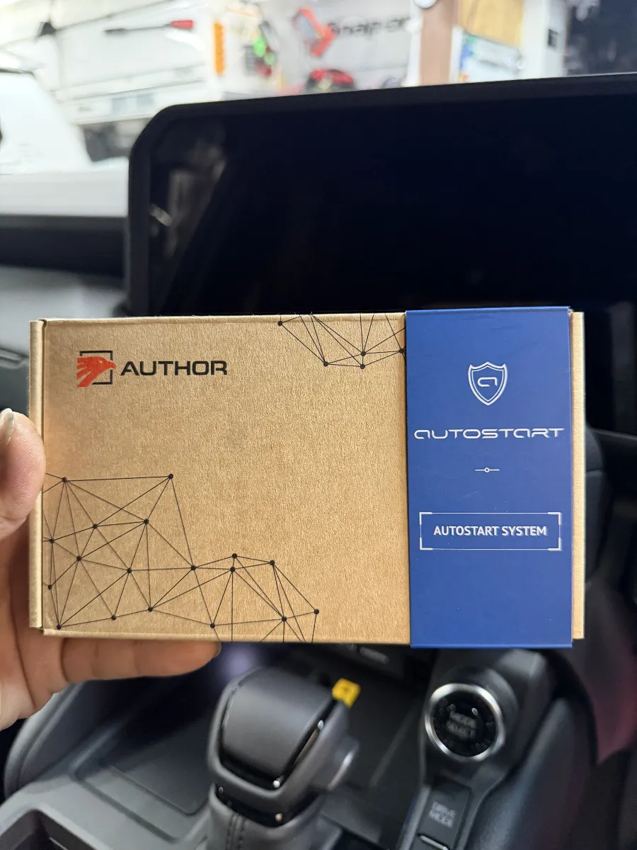 トヨタ ランドクルーザー 250 250WにAUTHORのAUTO STARTを組み合わせると、純正スマートキーのロックを3回押すだけでエンジン始動ができ、暑い日も寒い日も乗る前に車内環境を整えやすくなります。日常での使いやすさはもちろん、セキュリティを重視したいお車でも両立しやすいのが大きな魅力です。
さらにコンパスと連動させれば、スマートフォンからの遠隔操作にも対応。純正アプリのような時間制限に物足りなさを感じる方にも使いやすく、しっかり暖機したい時や、夏場に車内を十分冷やしておきたい場面でも実用性が高まります。電圧監視による自動始動機能も備わるため、バッテリー管理の安心感にもつながります。
こうした便利機能は、ただ付けるだけではなく、車両側の仕様や既存セキュリティとの兼ね合いを見ながらまとめることが大切です。ログオンではランドクルーザー 250 250Wの使い方に合わせて、快適性と防犯性のバランスが崩れないよう施工内容を組み立てています。毎日気持ちよく使えて、いざという時の安心も損なわない。そんな実用性の高いスタートシステムです。