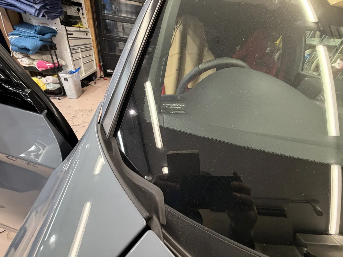 🚗✨こんにちは！今日はホンダの「シビックタイプアール FL5」にピッタリなカーセキュリティオプションをご紹介します！✨🚗🔒それは、私たち「ログオン」オリジナルの「オリジナル＆AUTHOR ALARMスキャナー」！このスキャナーは、周囲にしっかりとセキュリティをアピールできる LED ライトを搭載しています💡選べるのは、かっこいいブルー LED と、シンプルなホワイト LEDの2タイプ！🤩あなたのスタイルに合わせてチョイスしちゃおう！📲 イグニッションや ACC と連動して自動でオンオフするので、誰よりも早くセキュリティをアピールできます！これで安心して愛車を守れますね！さあ、あなたのシビックタイプアールにこのスキャナーを取り付けて、セキュリティ対策はバッチリです！🚀✨気になる方はぜひお店に遊びに来てくださいね！